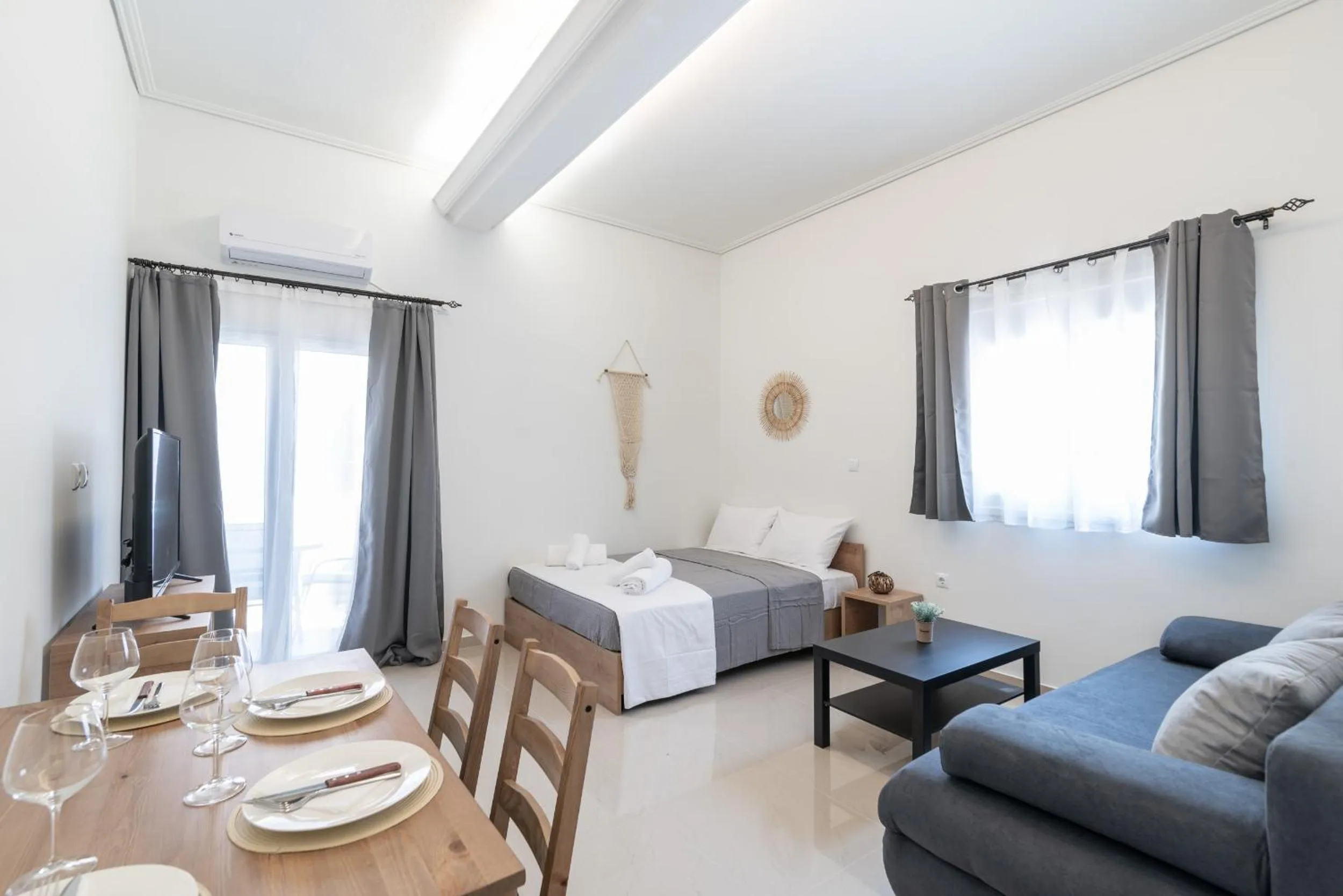 Photo of the whole room, Bed in Blue Riviera villas & suites - Alimos 2