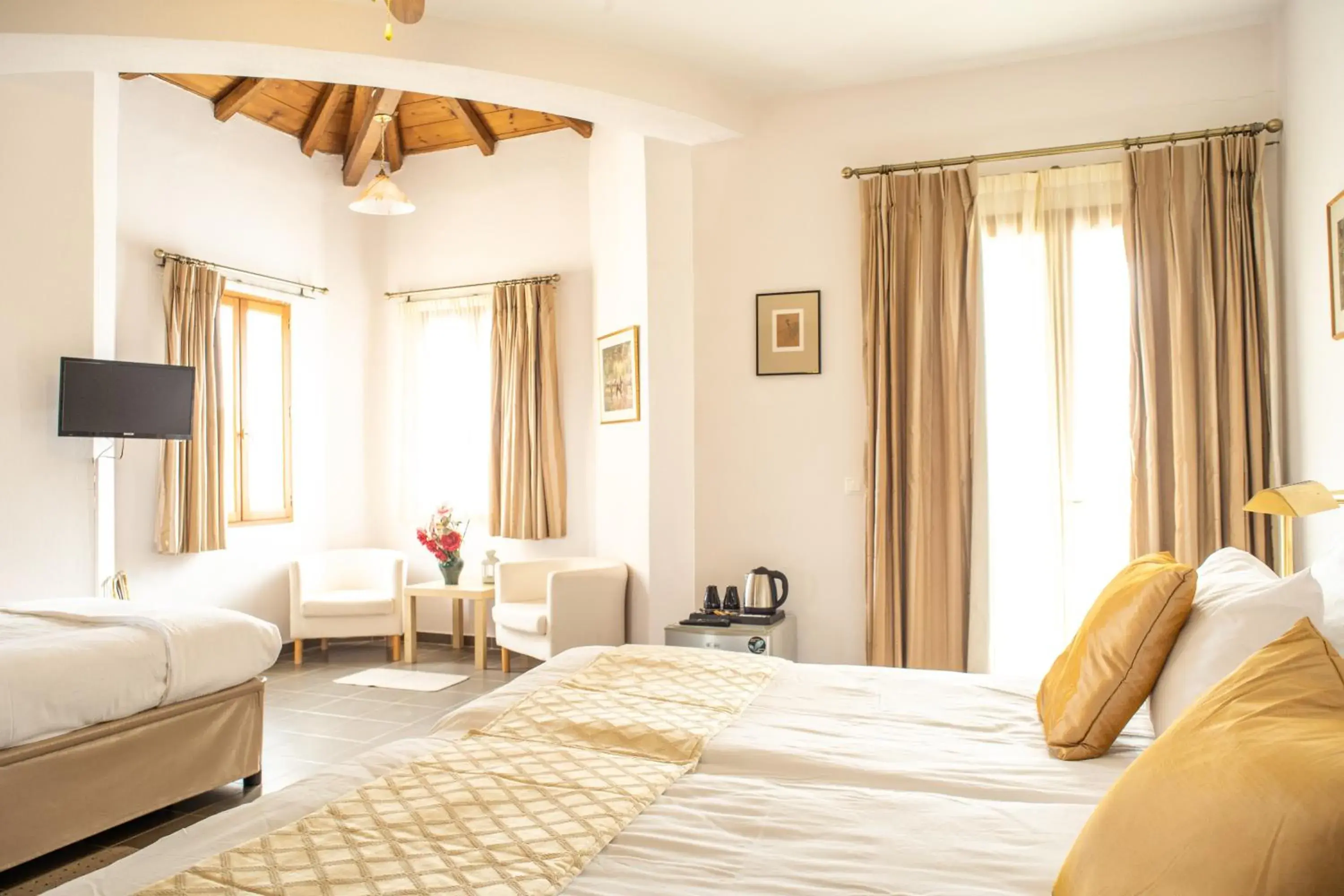 Triple Room with Pool View in Lagou Raxi Country Hotel Triple Room with Pool View in Lagou Raxi Country Hotel