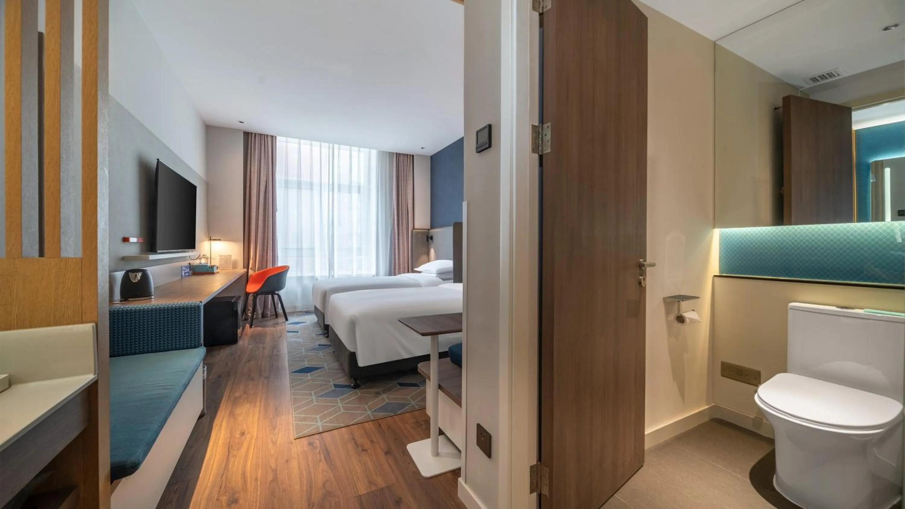 Photo of the whole room, Bed in Holiday Inn Express Zhengzhou Guancheng by IHG