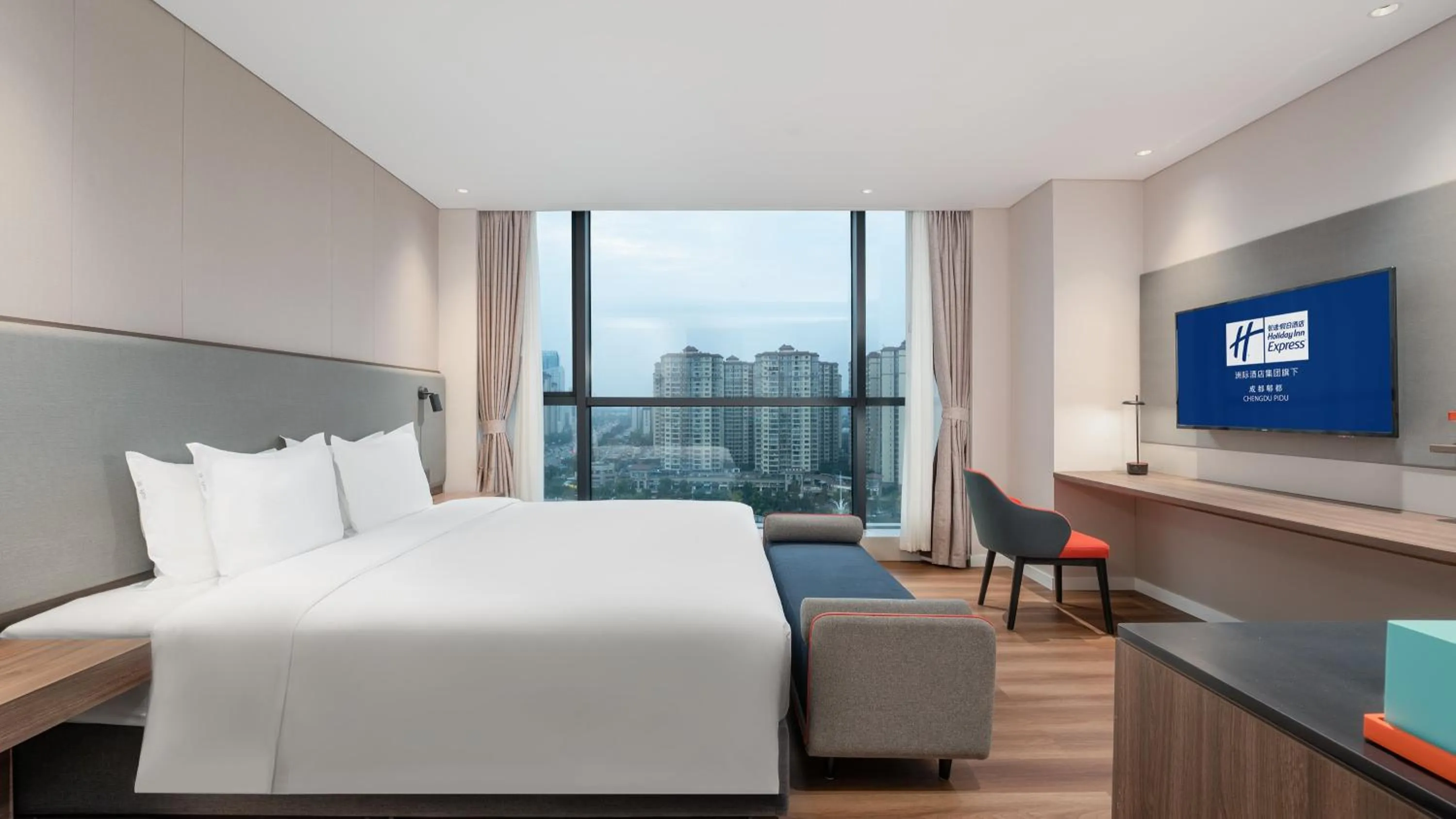 Photo of the whole room, Bed in Holiday Inn Express Chengdu Pidu by IHG