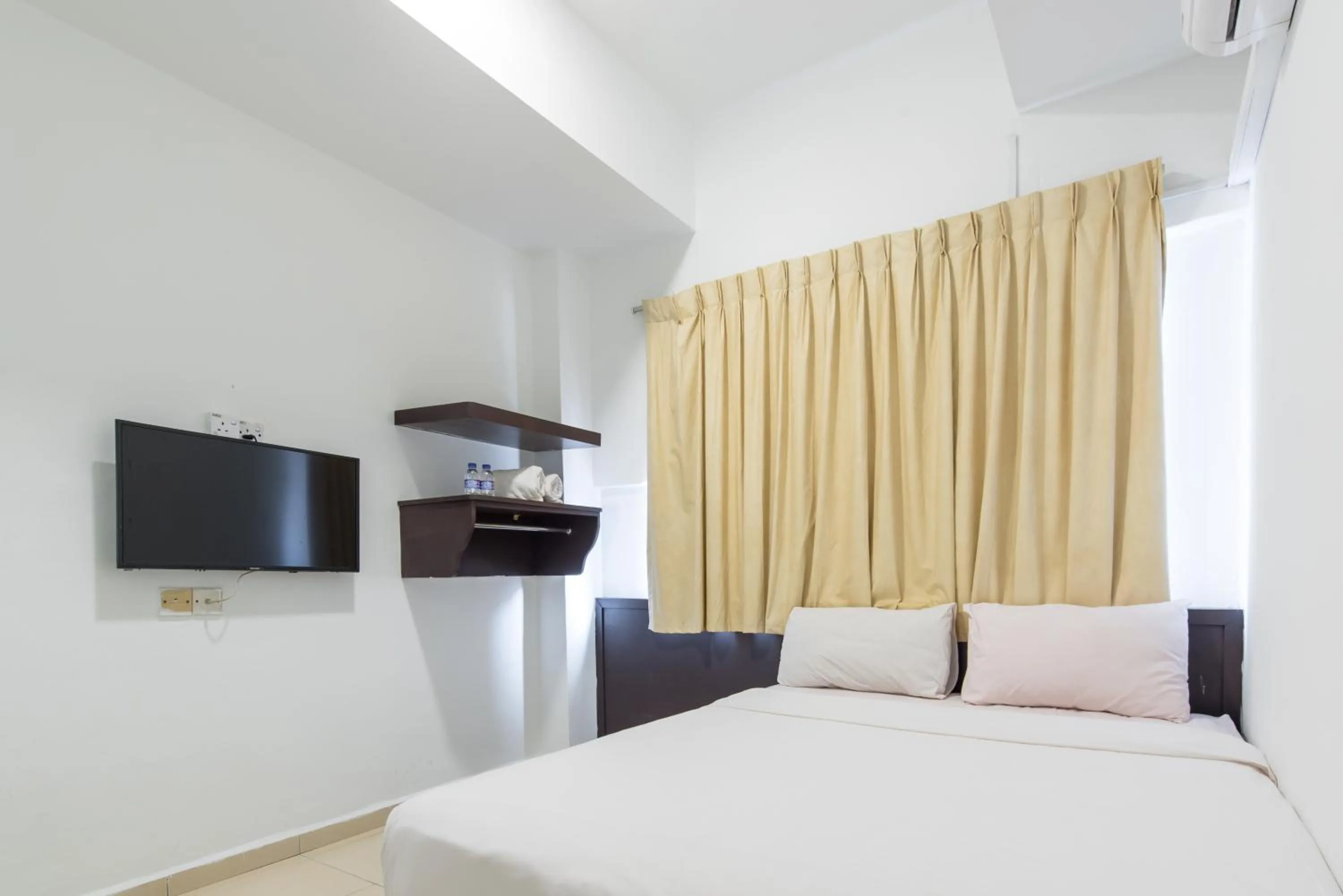 View (from property/room), Bed in Hollitel Hotel Melaka