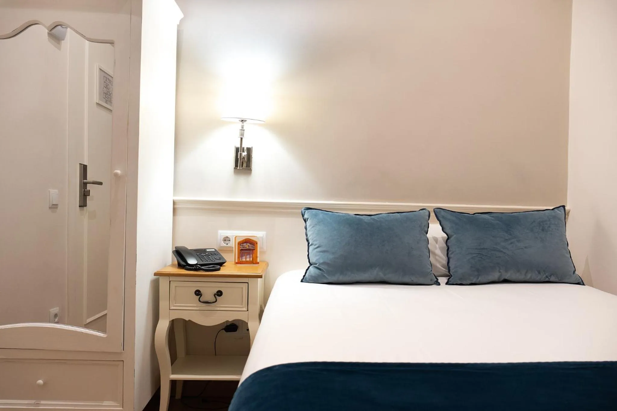 Photo of the whole room, Bed in Mesón Castilla Atiram Hotels