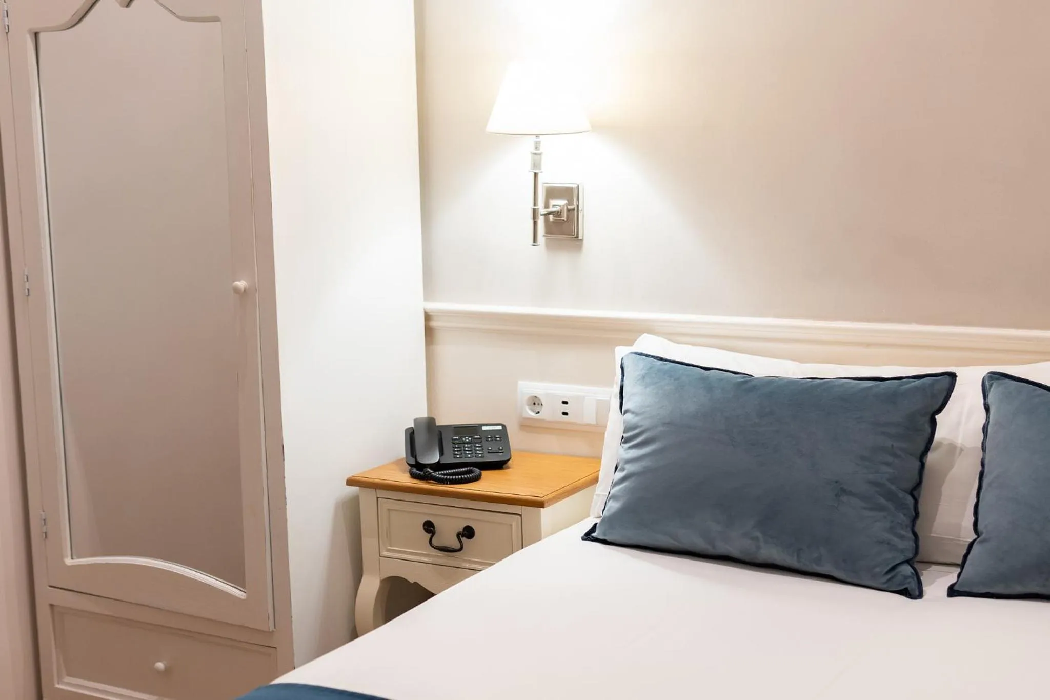 Photo of the whole room, Bed in Mesón Castilla Atiram Hotels