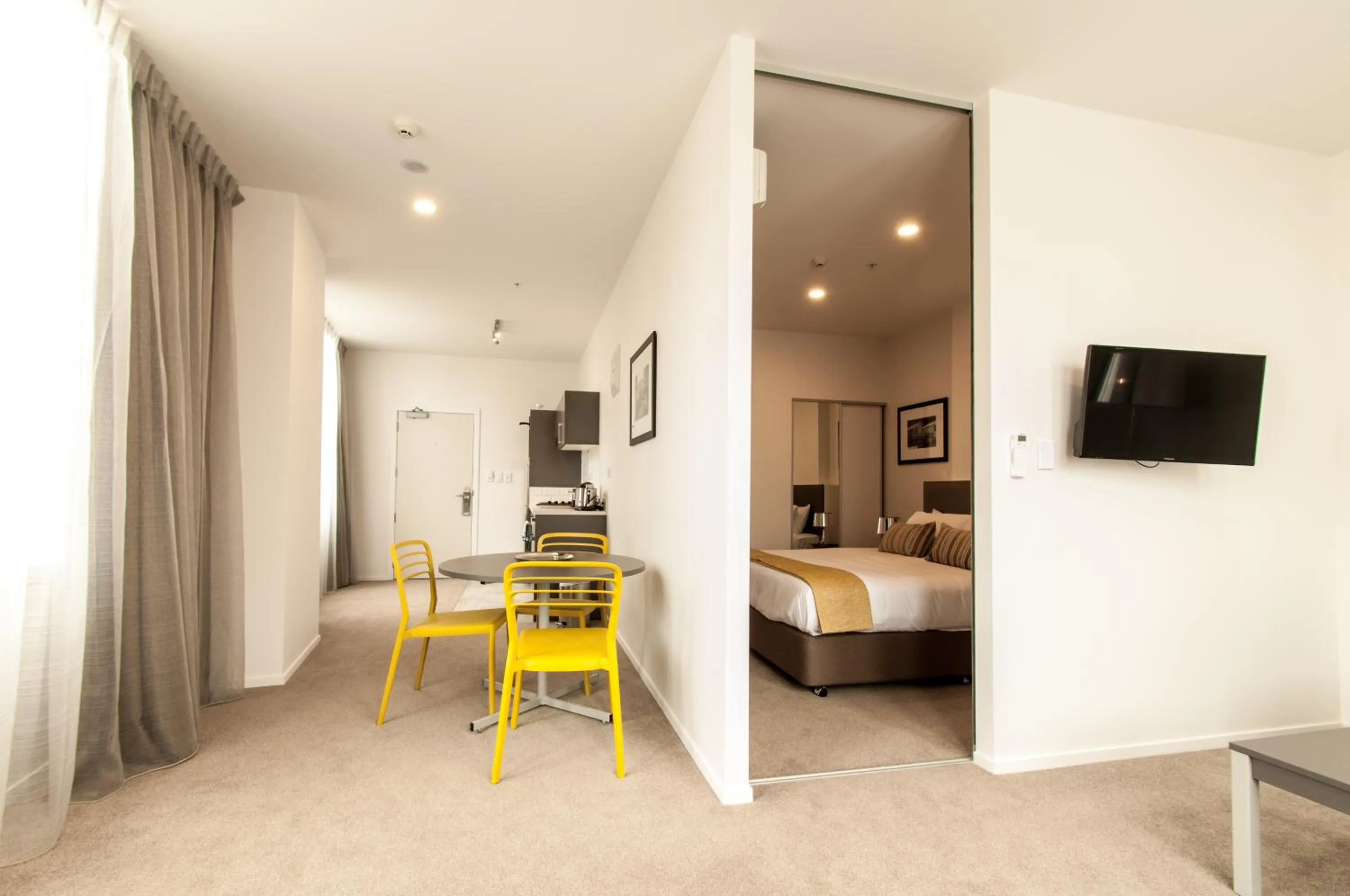 Dining area, Bed in Quest on Thorndon