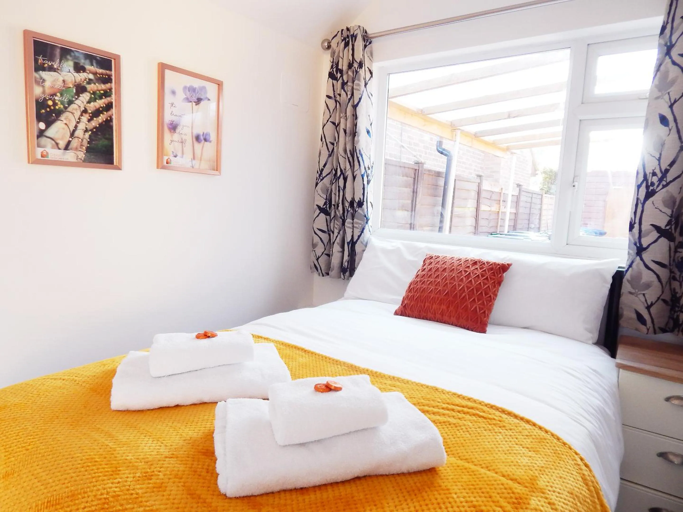 Bed in Modern, well located en-suite rooms with parking & all facilities