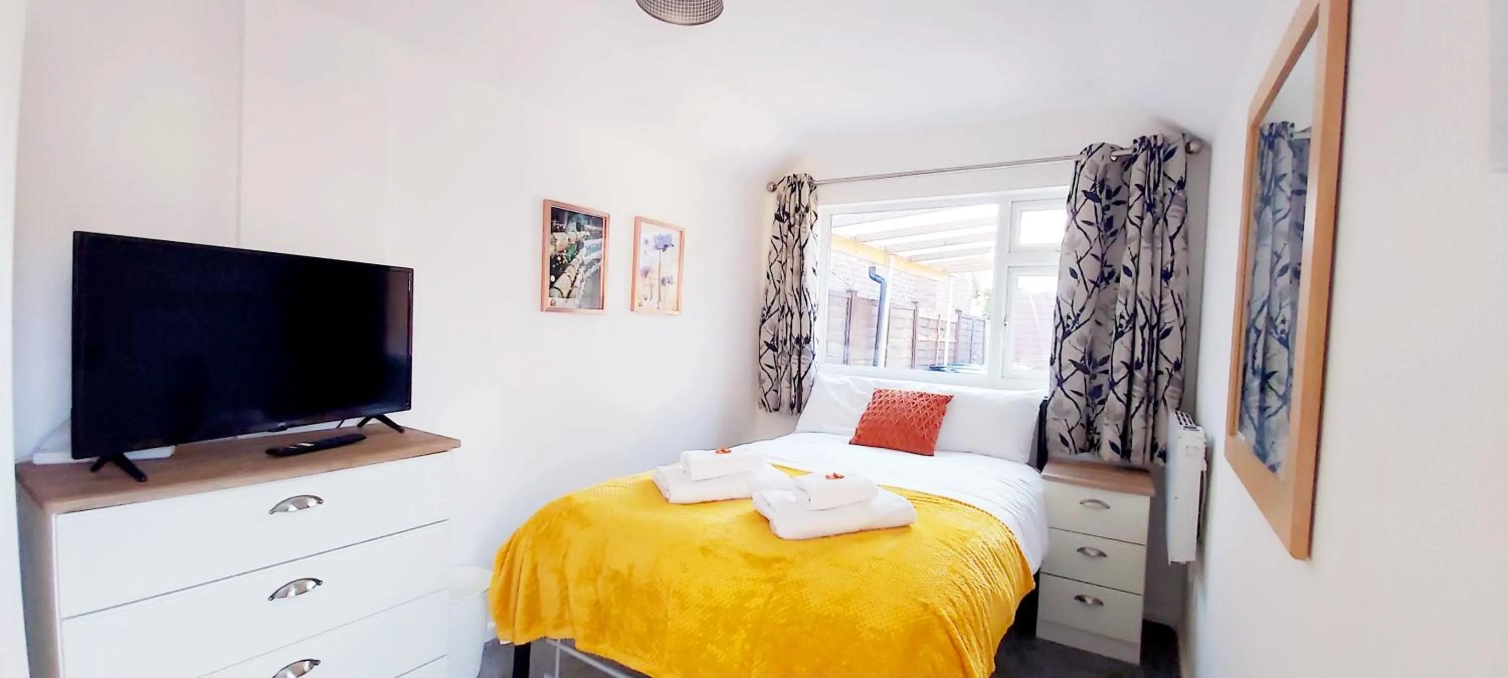 Bed in Modern, well located en-suite rooms with parking & all facilities