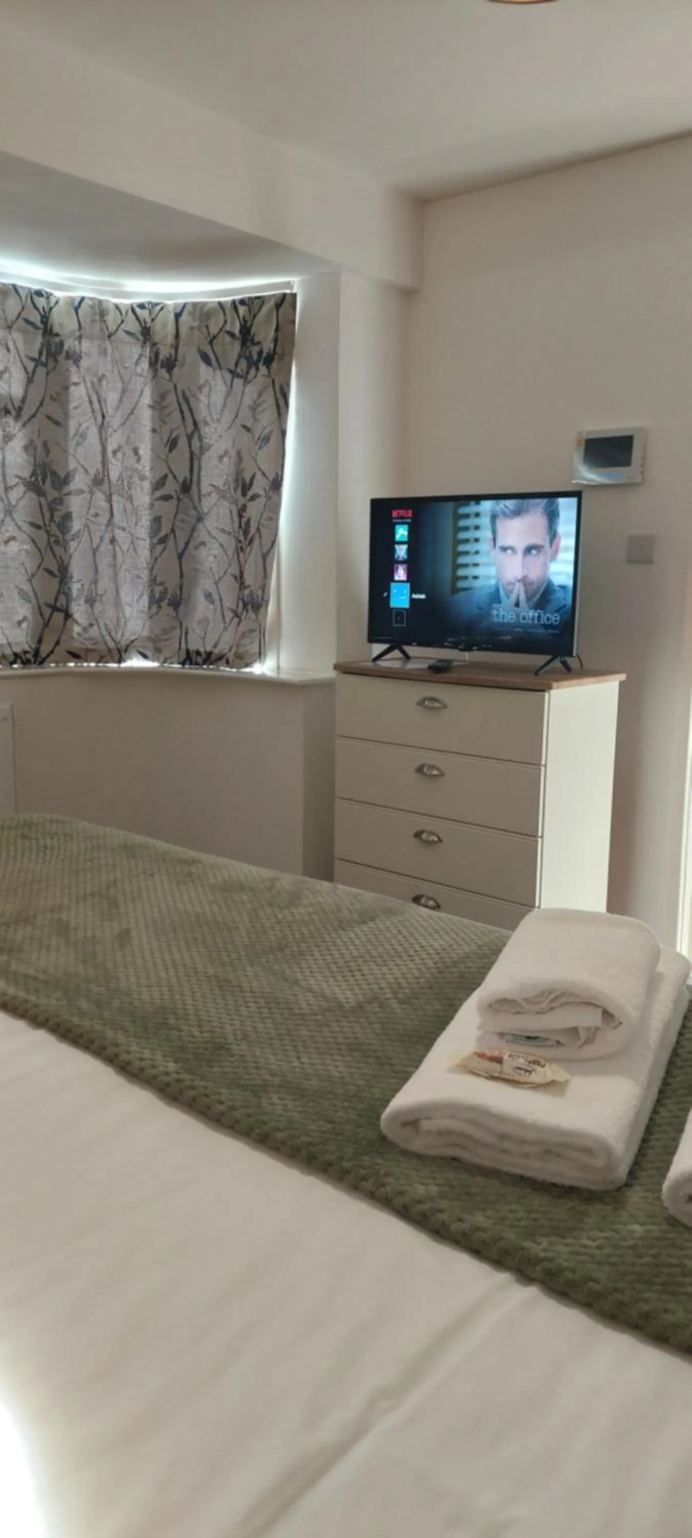 TV and multimedia, Bed in Modern, well located en-suite rooms with parking & all facilities