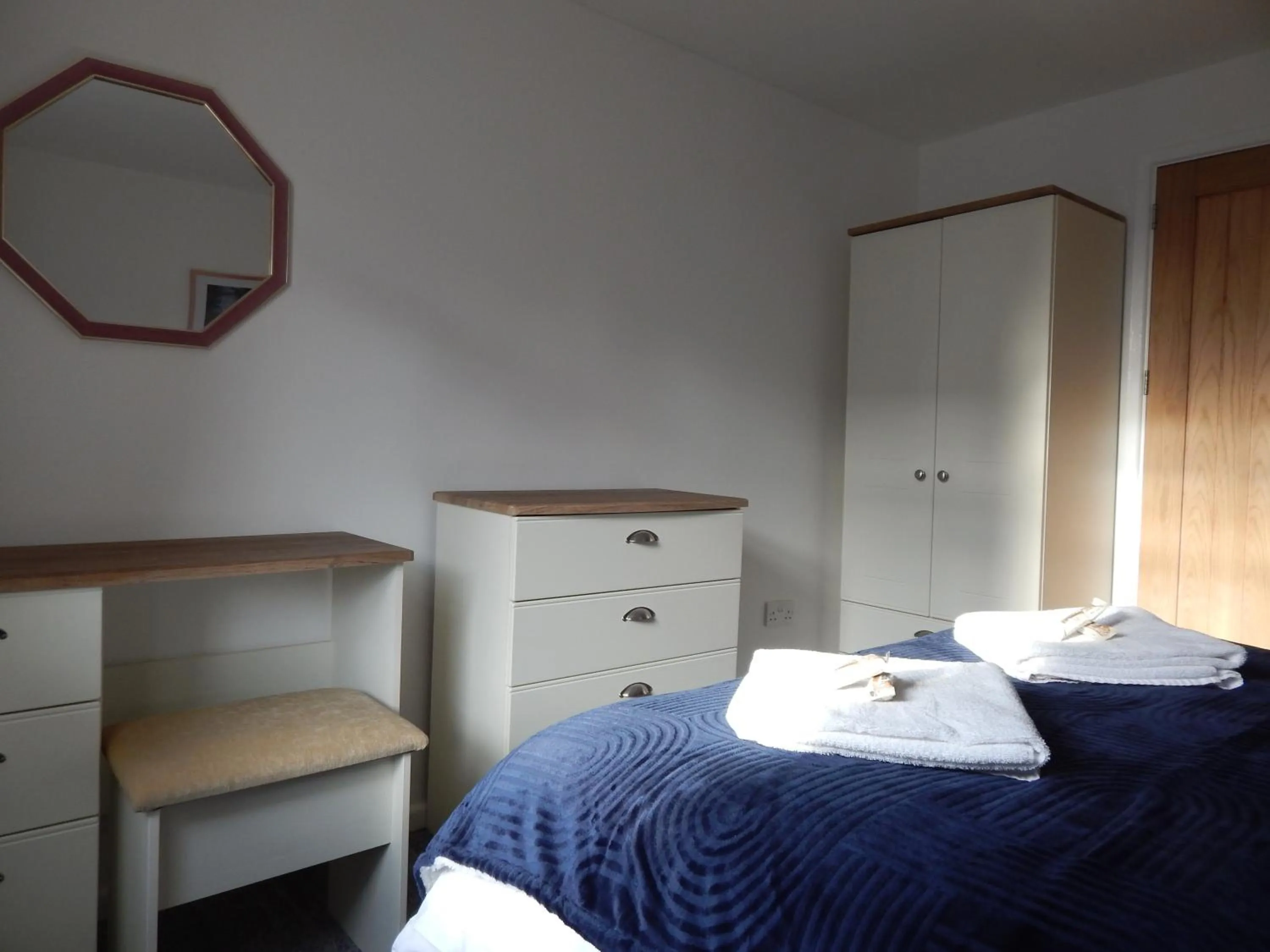 Bedroom, Bed in Modern, well located en-suite rooms with parking & all facilities