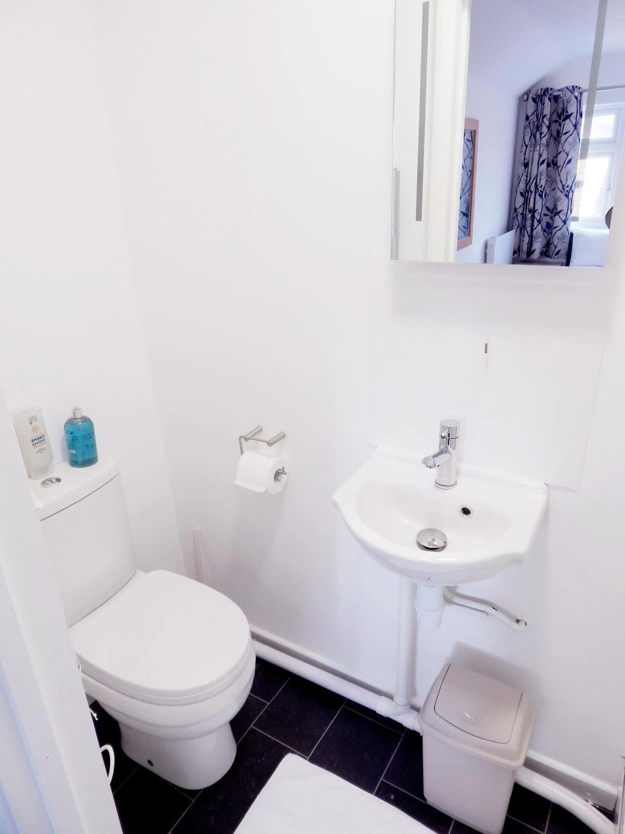 Toilet in Modern, well located en-suite rooms with parking & all facilities