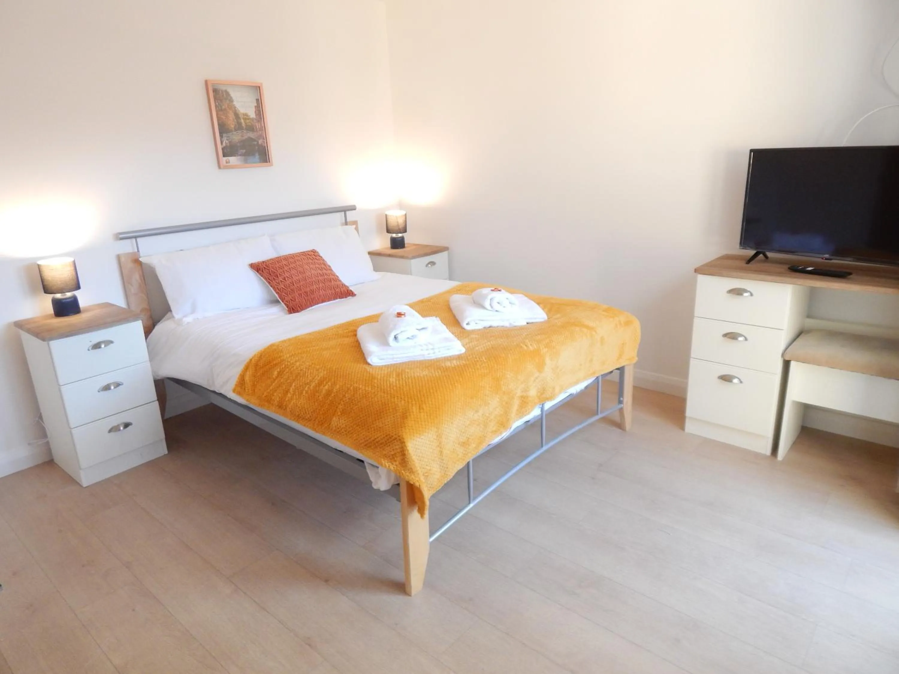 Bed in Modern, well located en-suite rooms with parking & all facilities