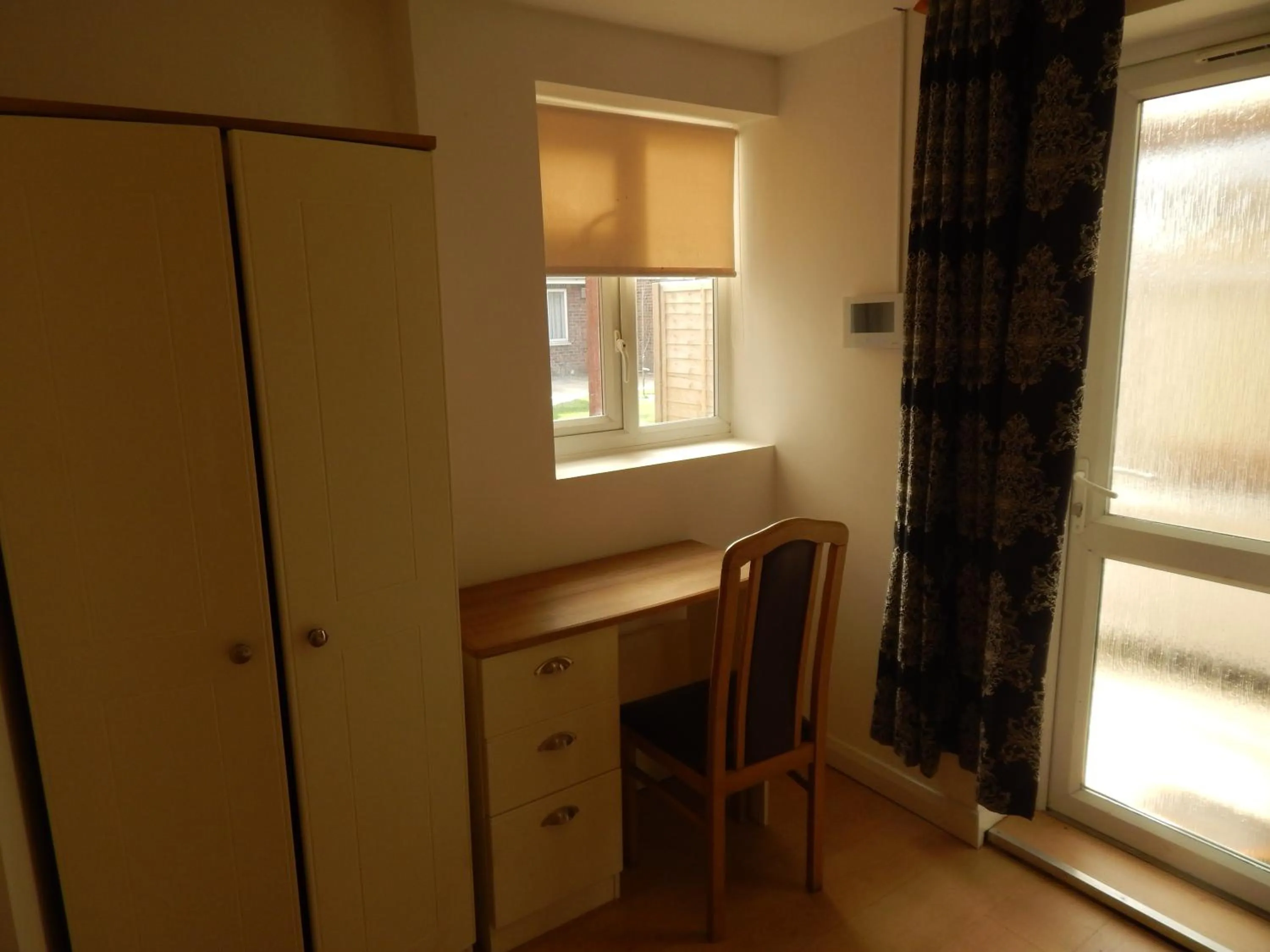 hair dresser in Modern, well located en-suite rooms with parking & all facilities