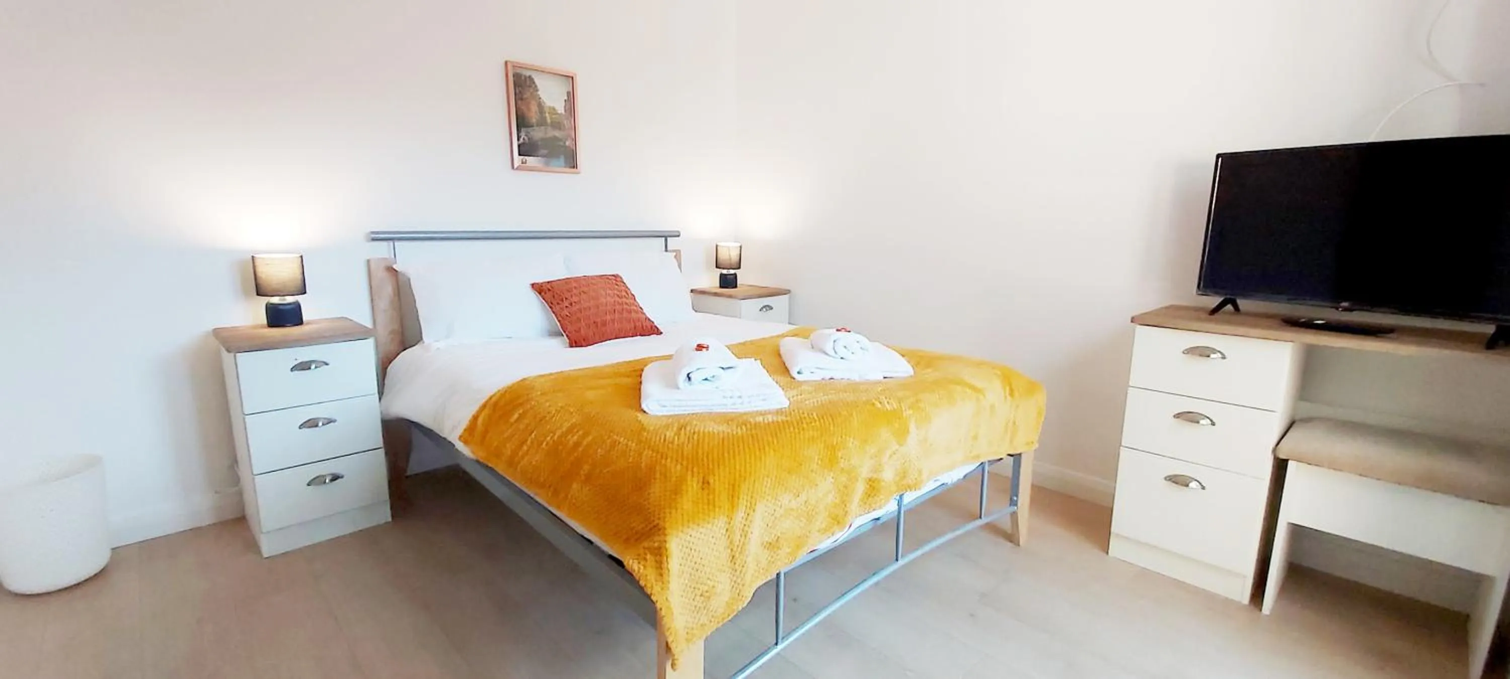 TV and multimedia, Bed in Modern, well located en-suite rooms with parking & all facilities