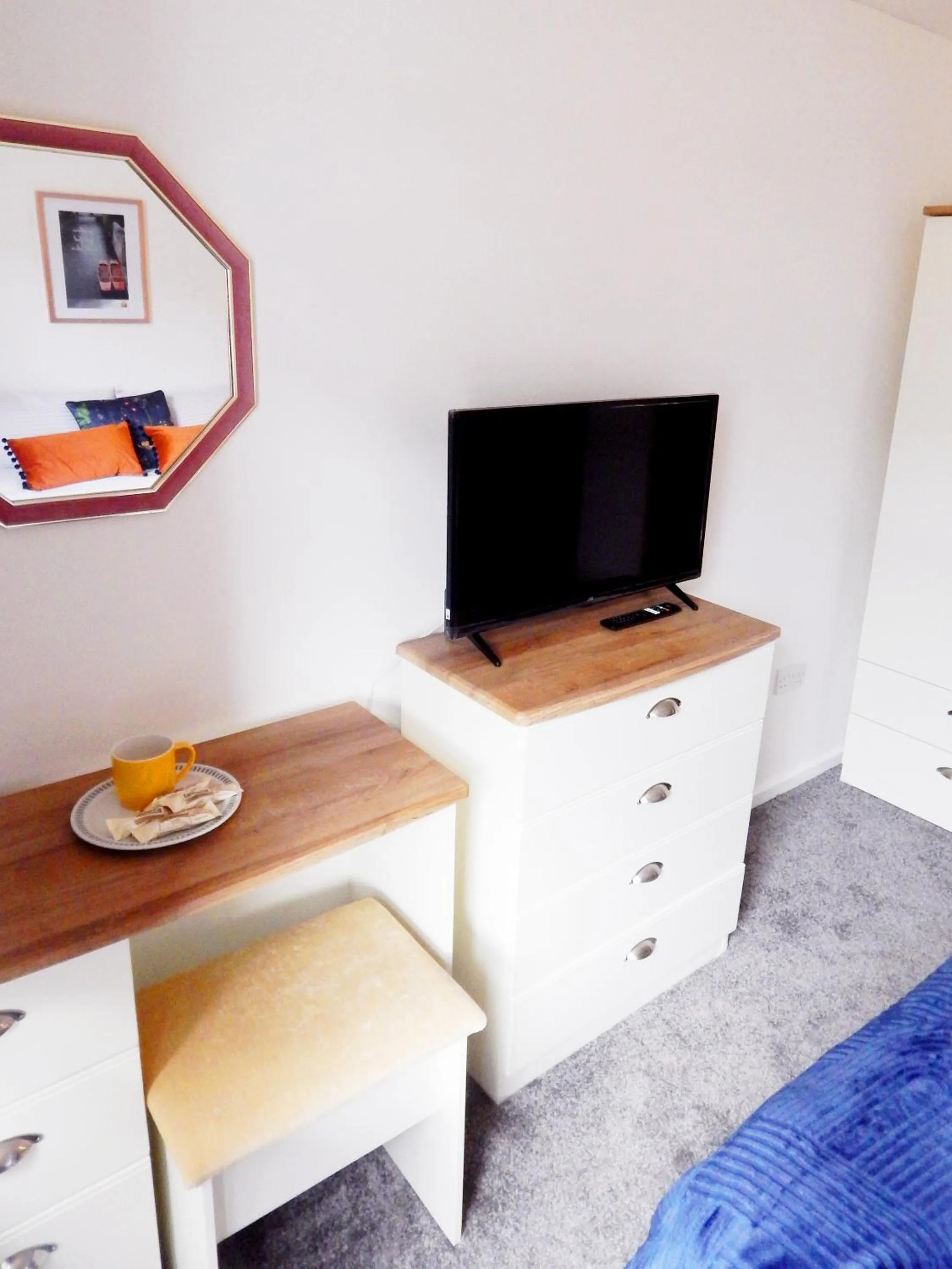 TV and multimedia in Modern, well located en-suite rooms with parking & all facilities