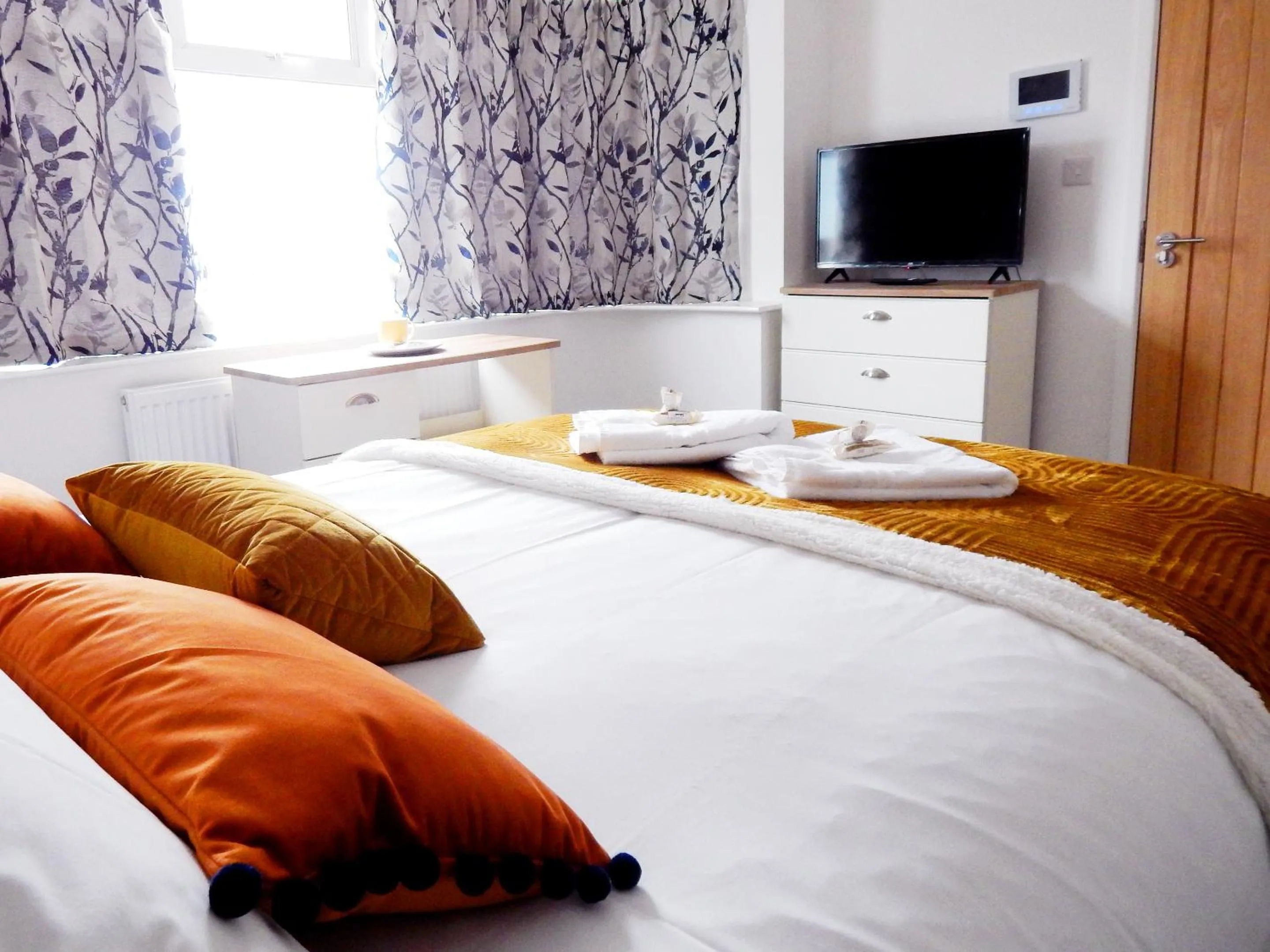 Bed in Modern, well located en-suite rooms with parking & all facilities