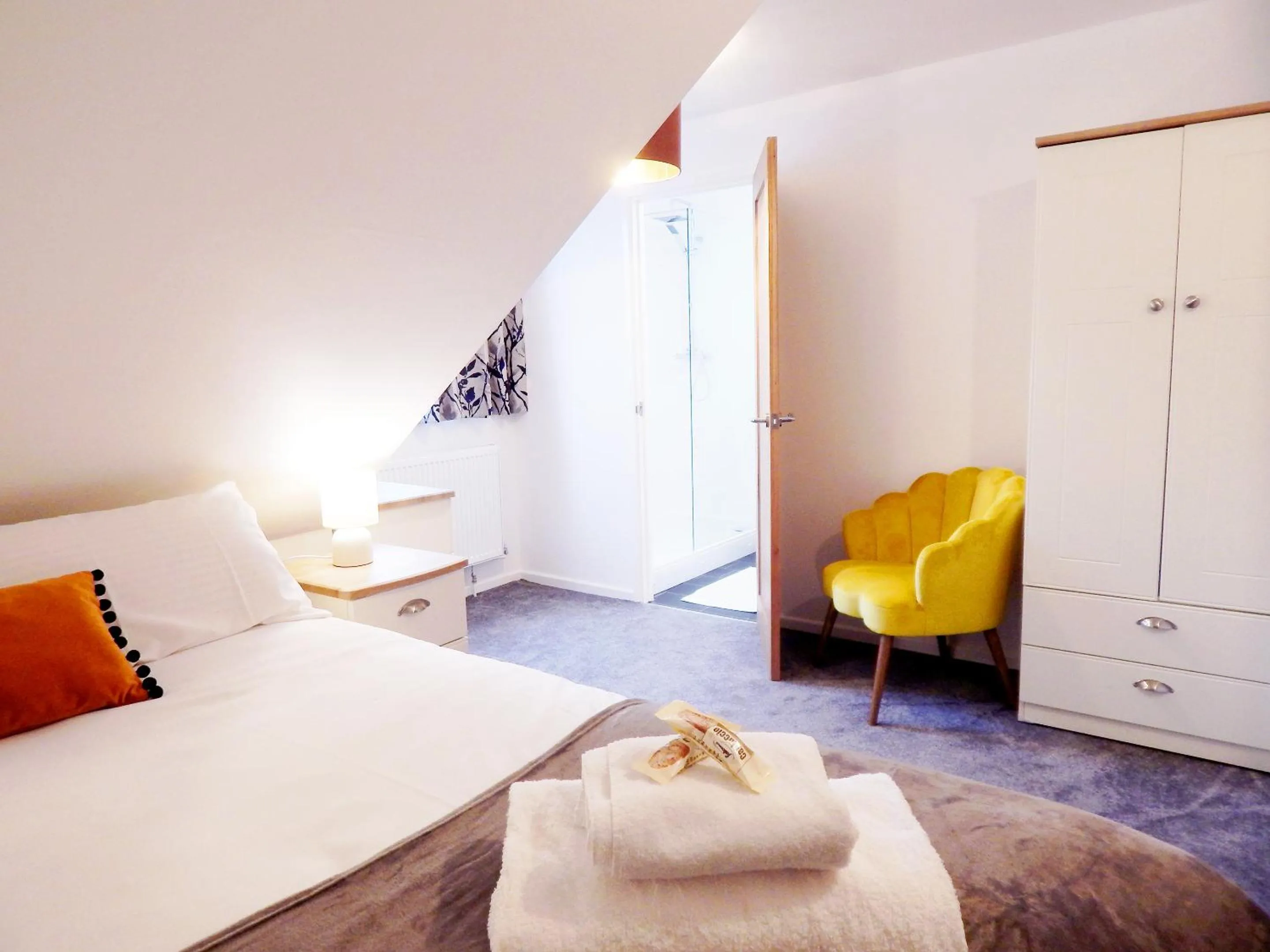 Bed in Modern, well located en-suite rooms with parking & all facilities