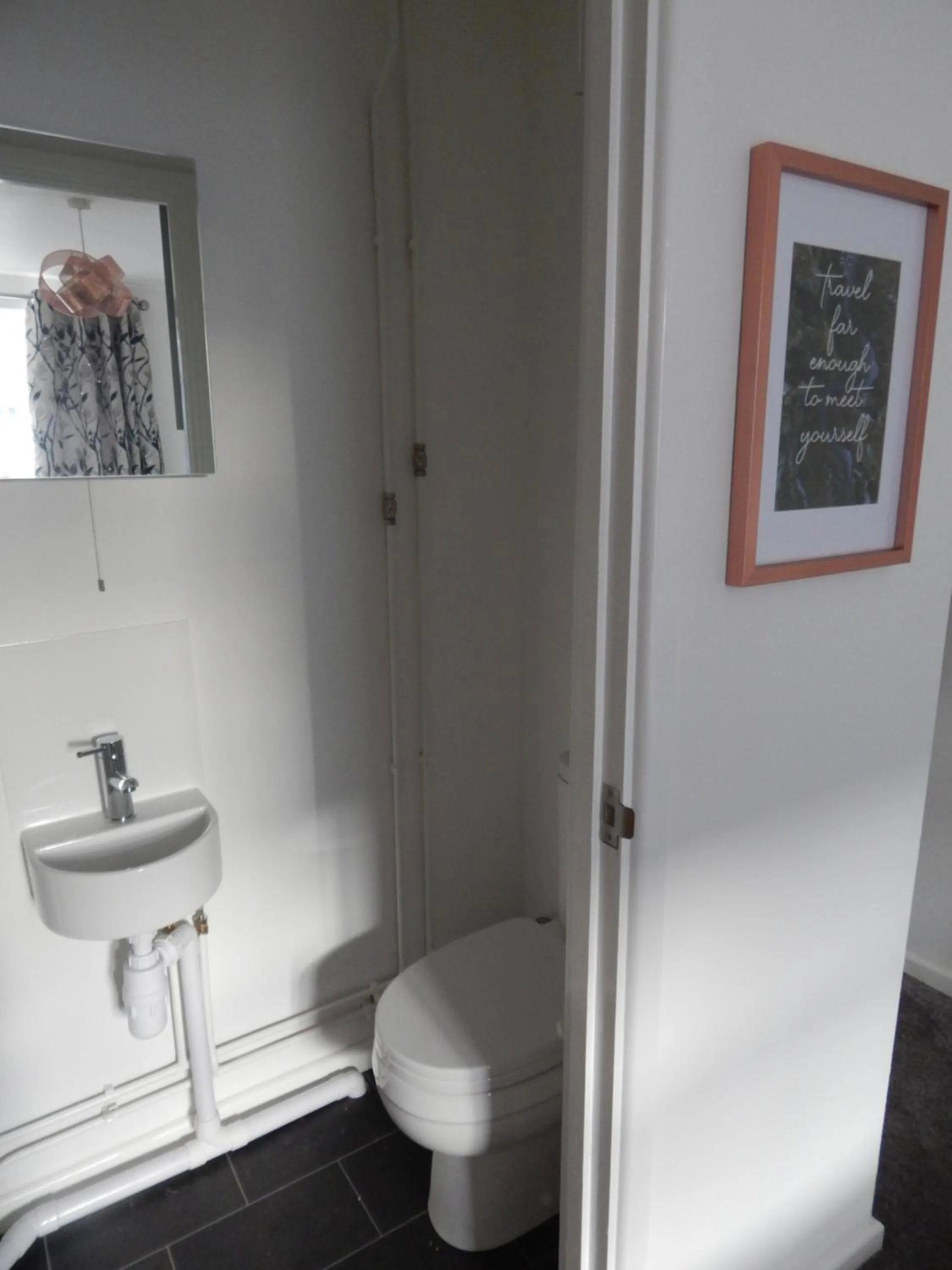Toilet in Modern, well located en-suite rooms with parking & all facilities