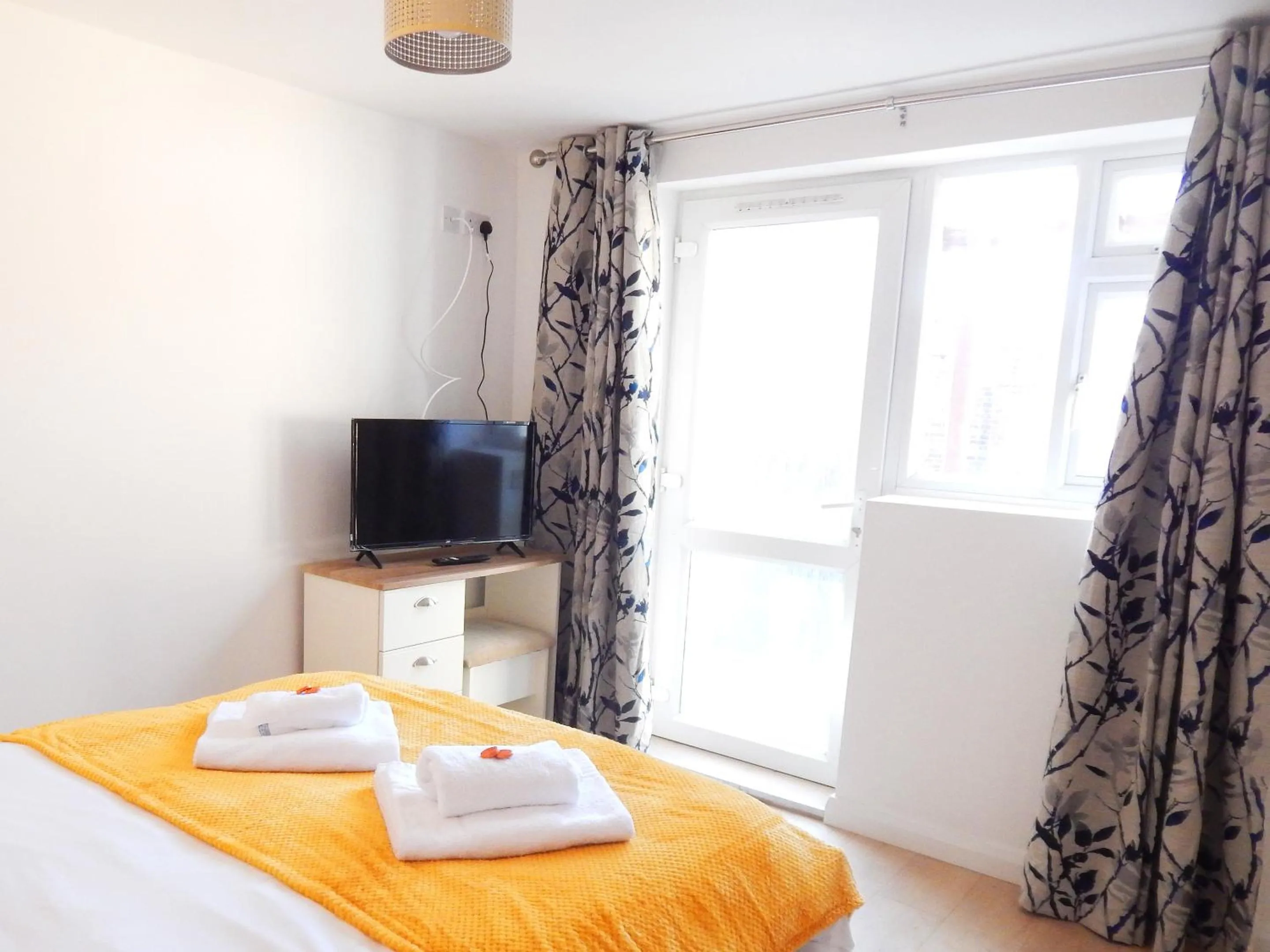 Bed in Modern, well located en-suite rooms with parking & all facilities