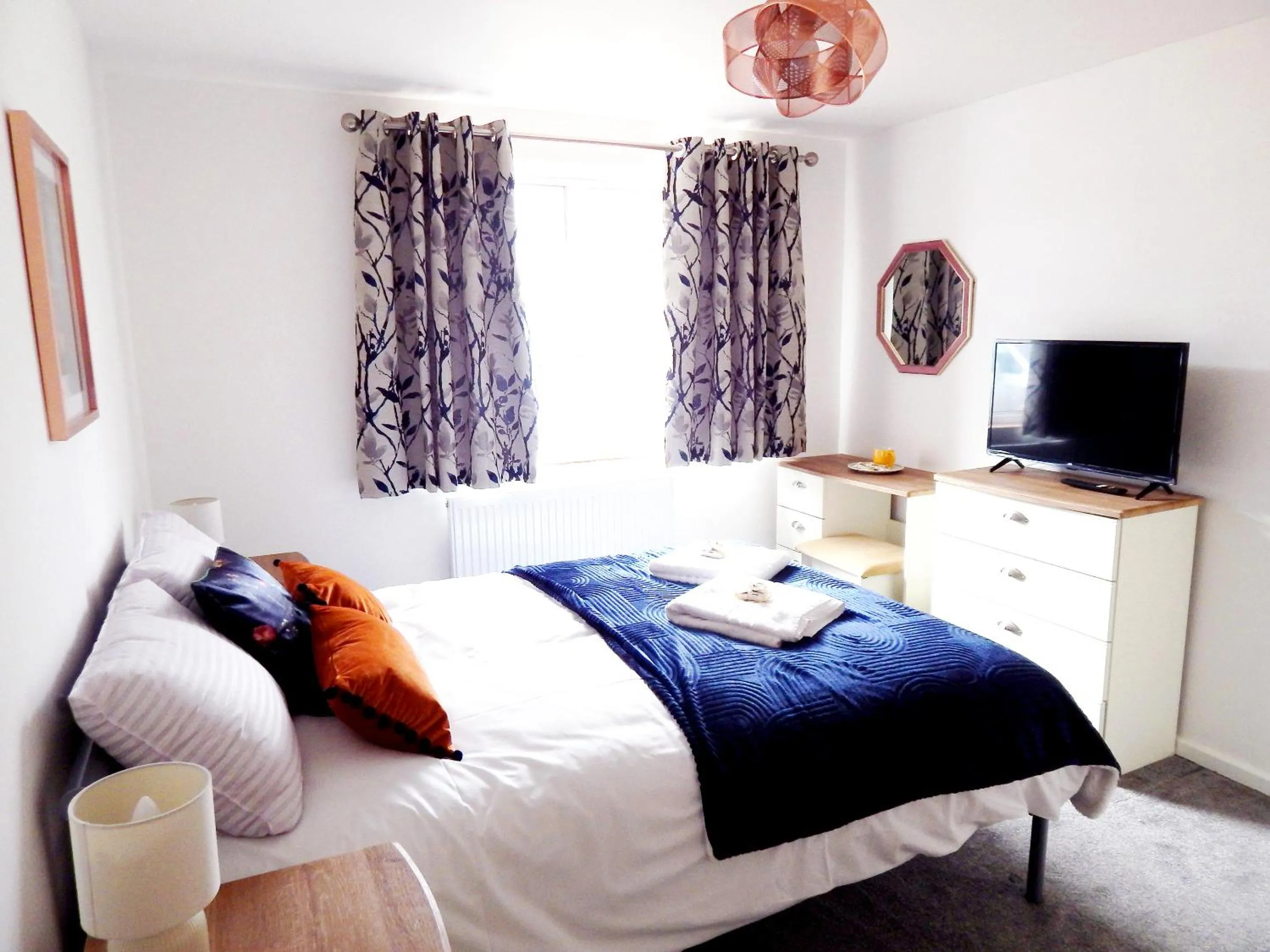 Bed in Modern, well located en-suite rooms with parking & all facilities