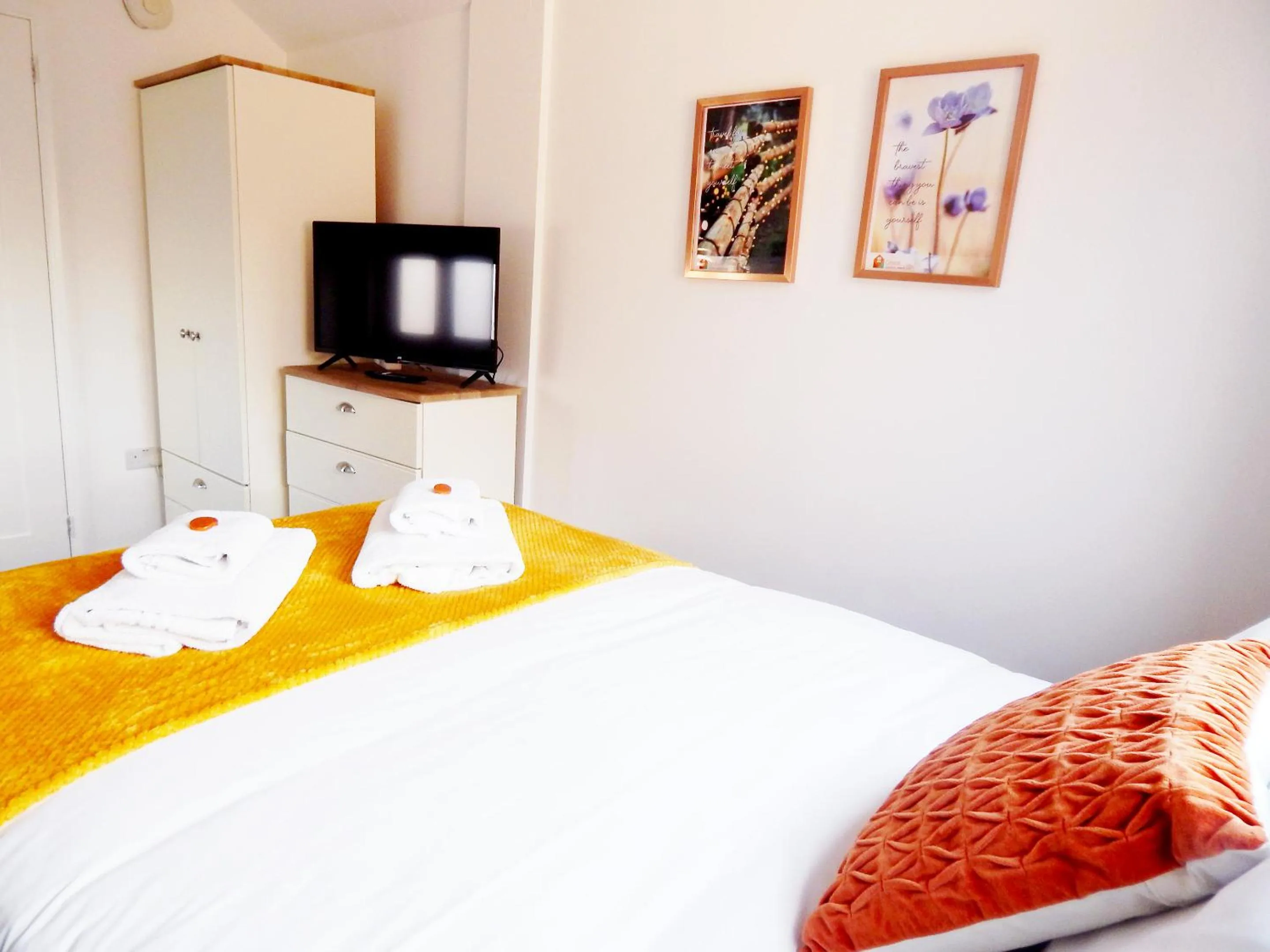 Bed in Modern, well located en-suite rooms with parking & all facilities