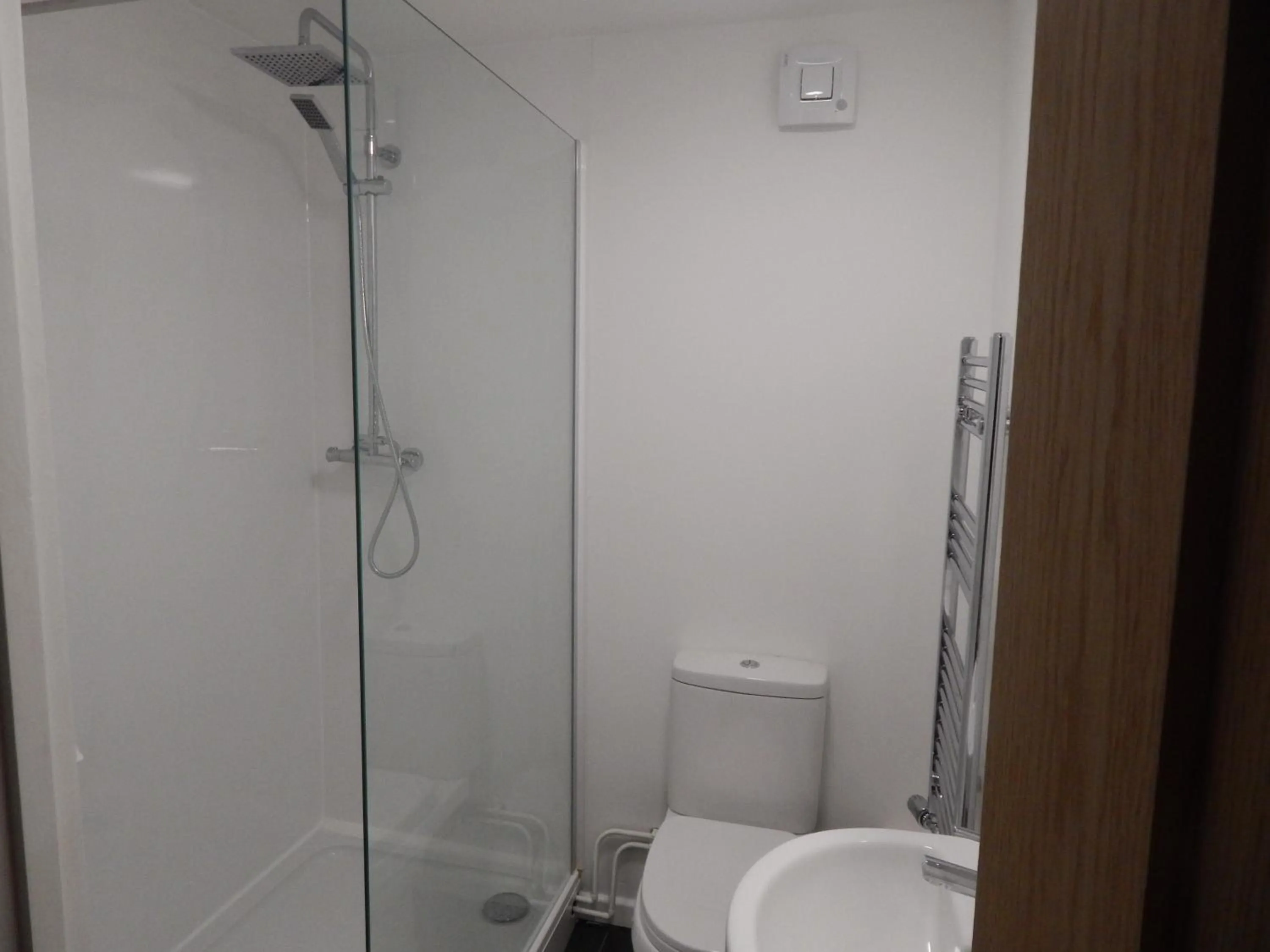 Shower in Modern, well located en-suite rooms with parking & all facilities