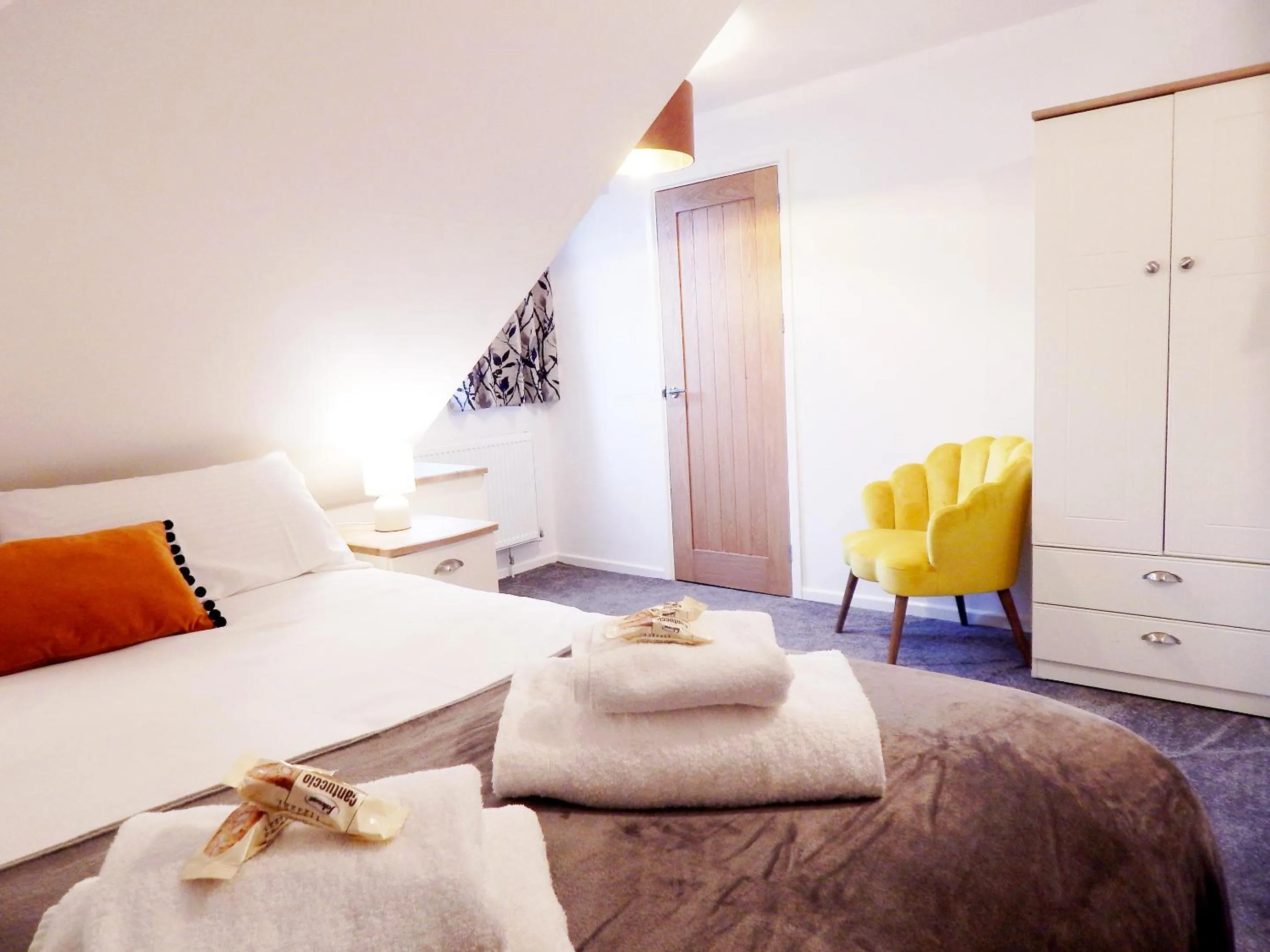 Bed in Modern, well located en-suite rooms with parking & all facilities