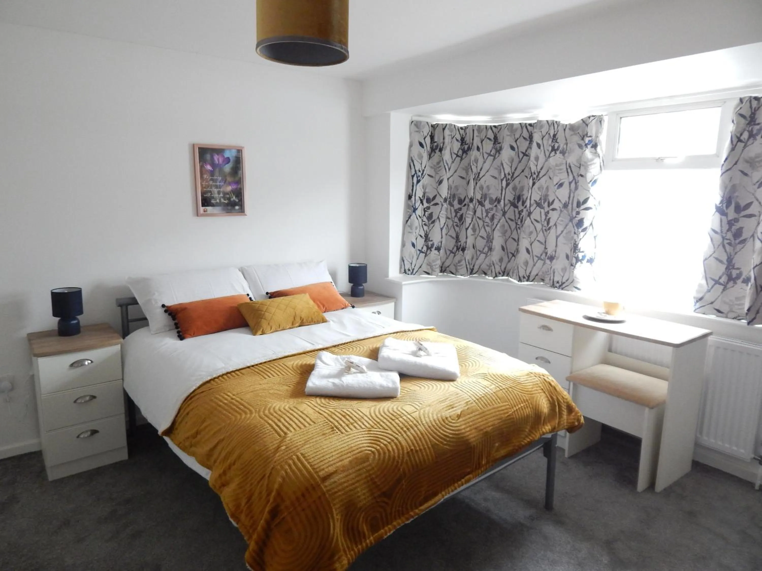 Bed in Modern, well located en-suite rooms with parking & all facilities