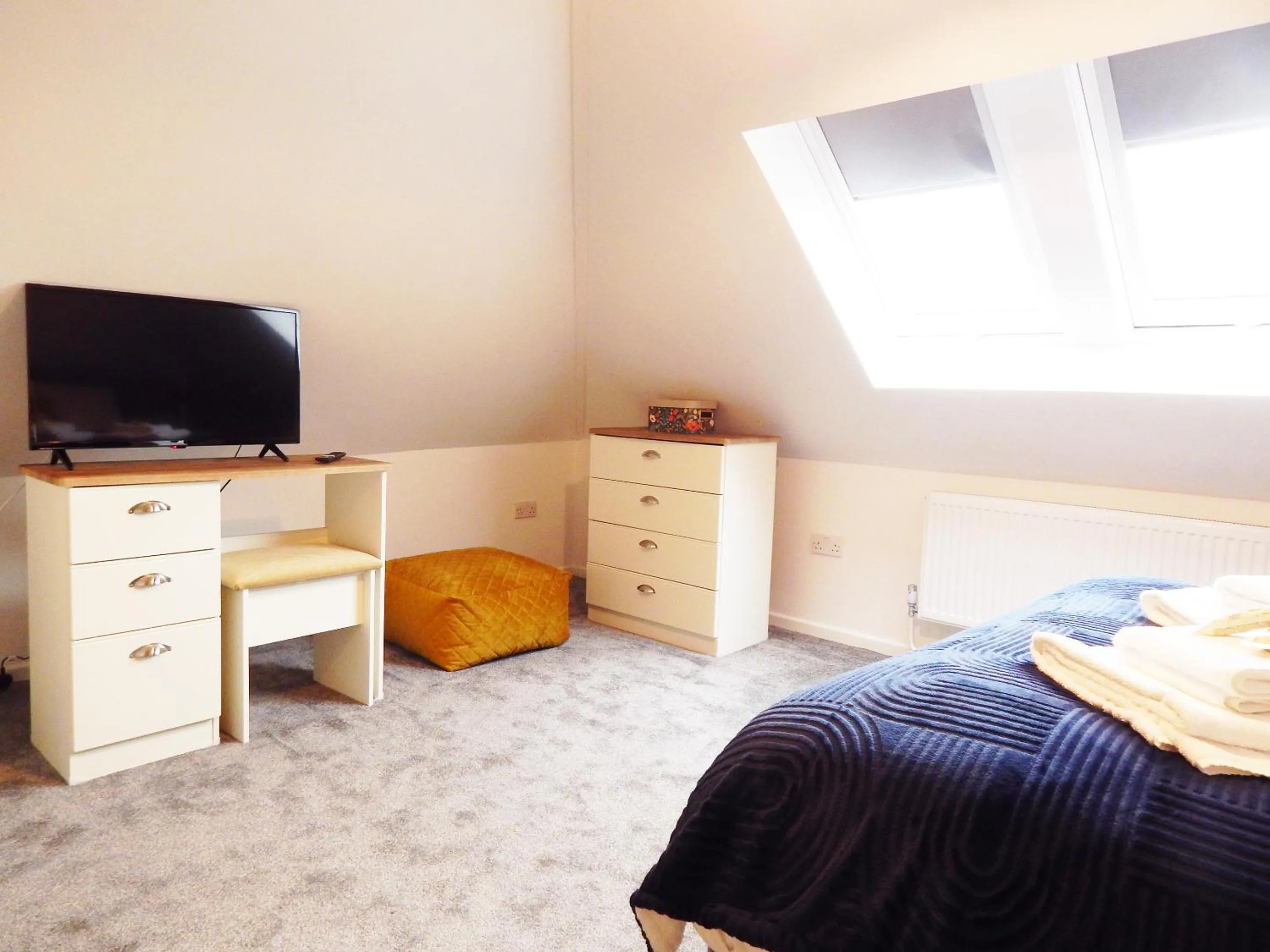TV and multimedia, Bed in Modern, well located en-suite rooms with parking & all facilities