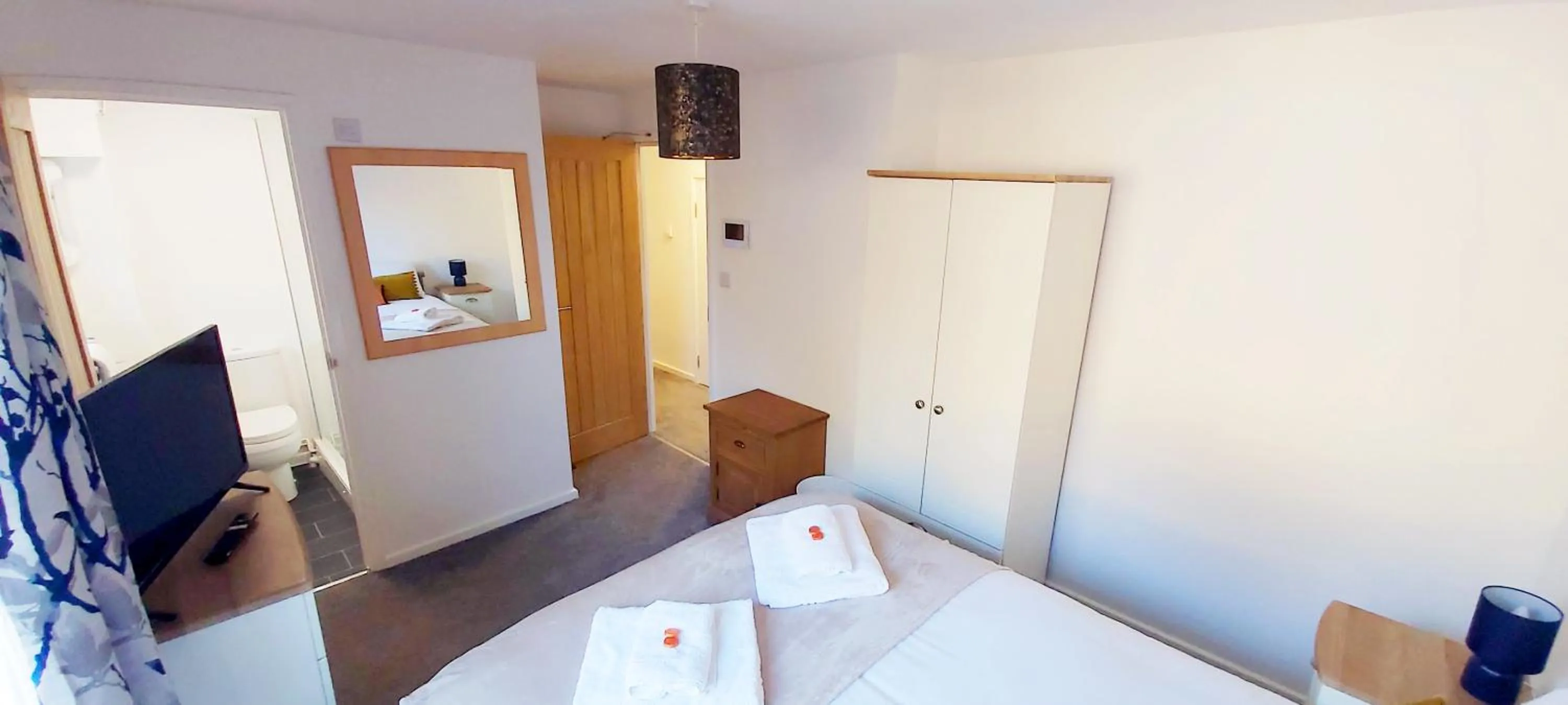 TV and multimedia, Bed in Modern, well located en-suite rooms with parking & all facilities