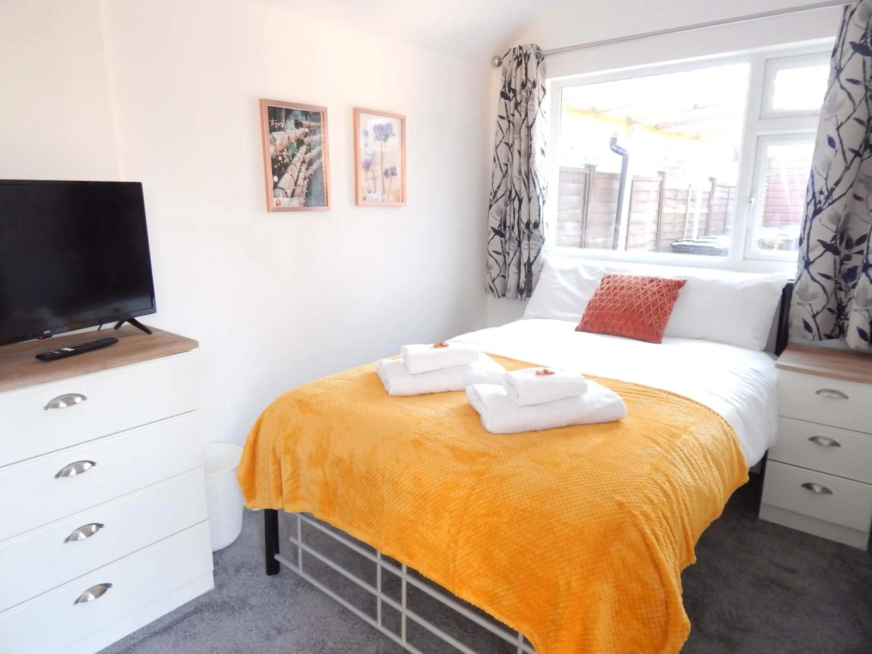 Bed in Modern, well located en-suite rooms with parking & all facilities
