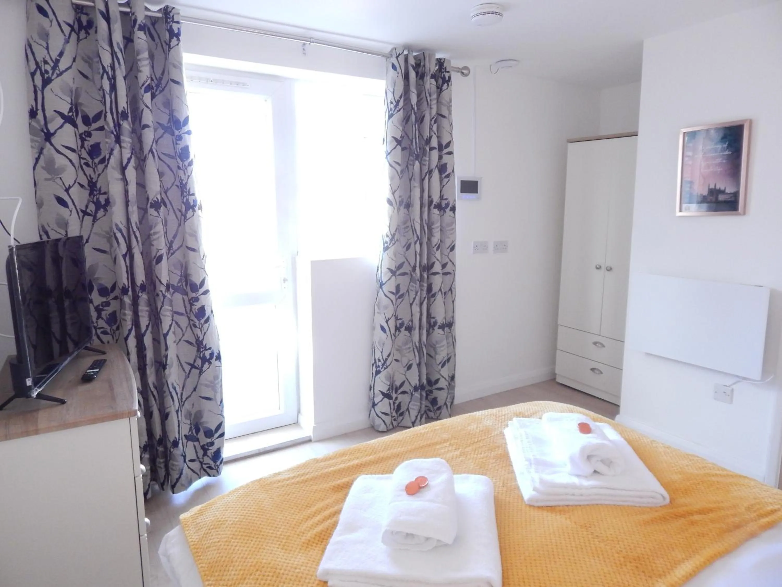 Bed in Modern, well located en-suite rooms with parking & all facilities