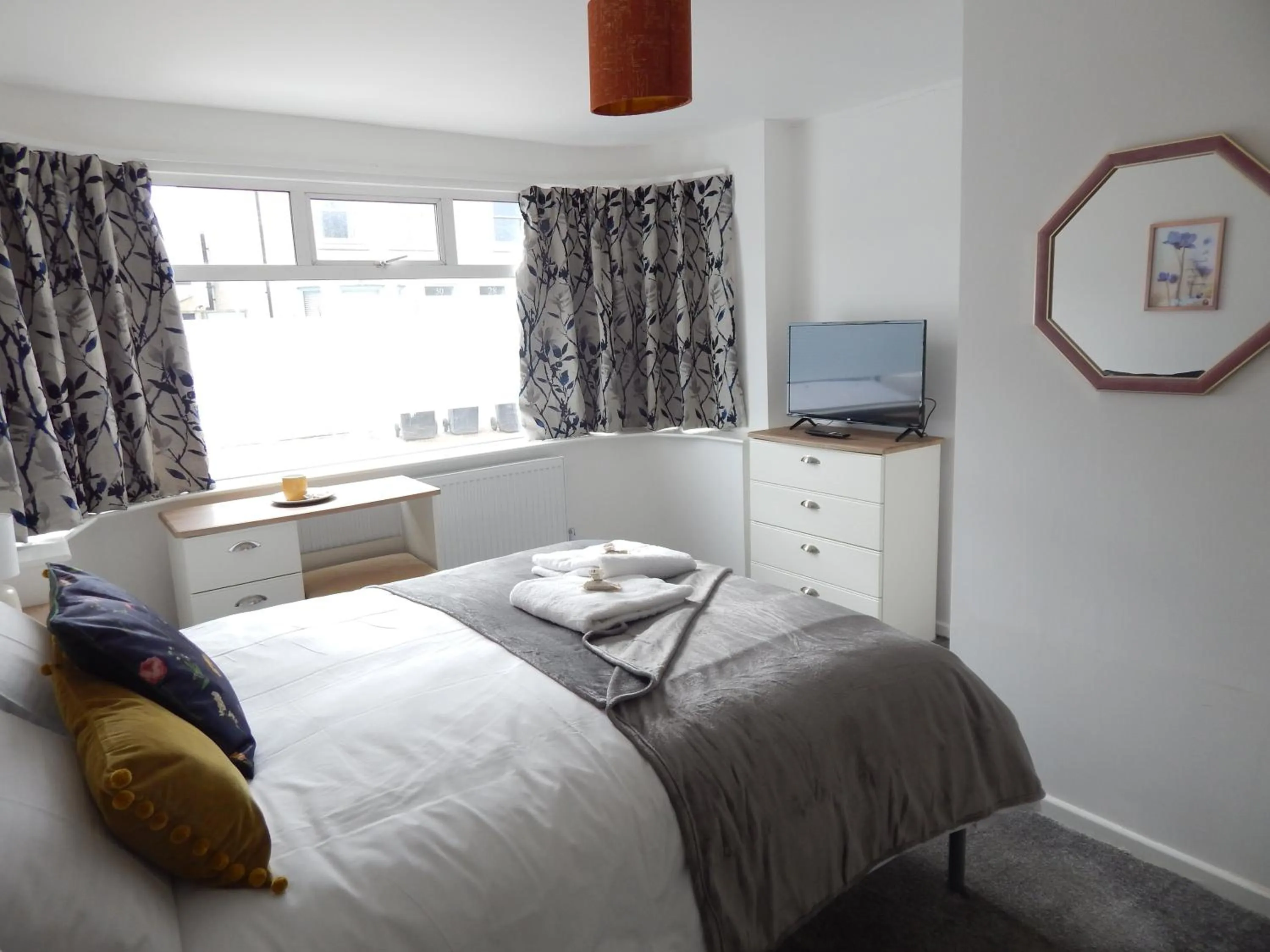 Bed in Modern, well located en-suite rooms with parking & all facilities