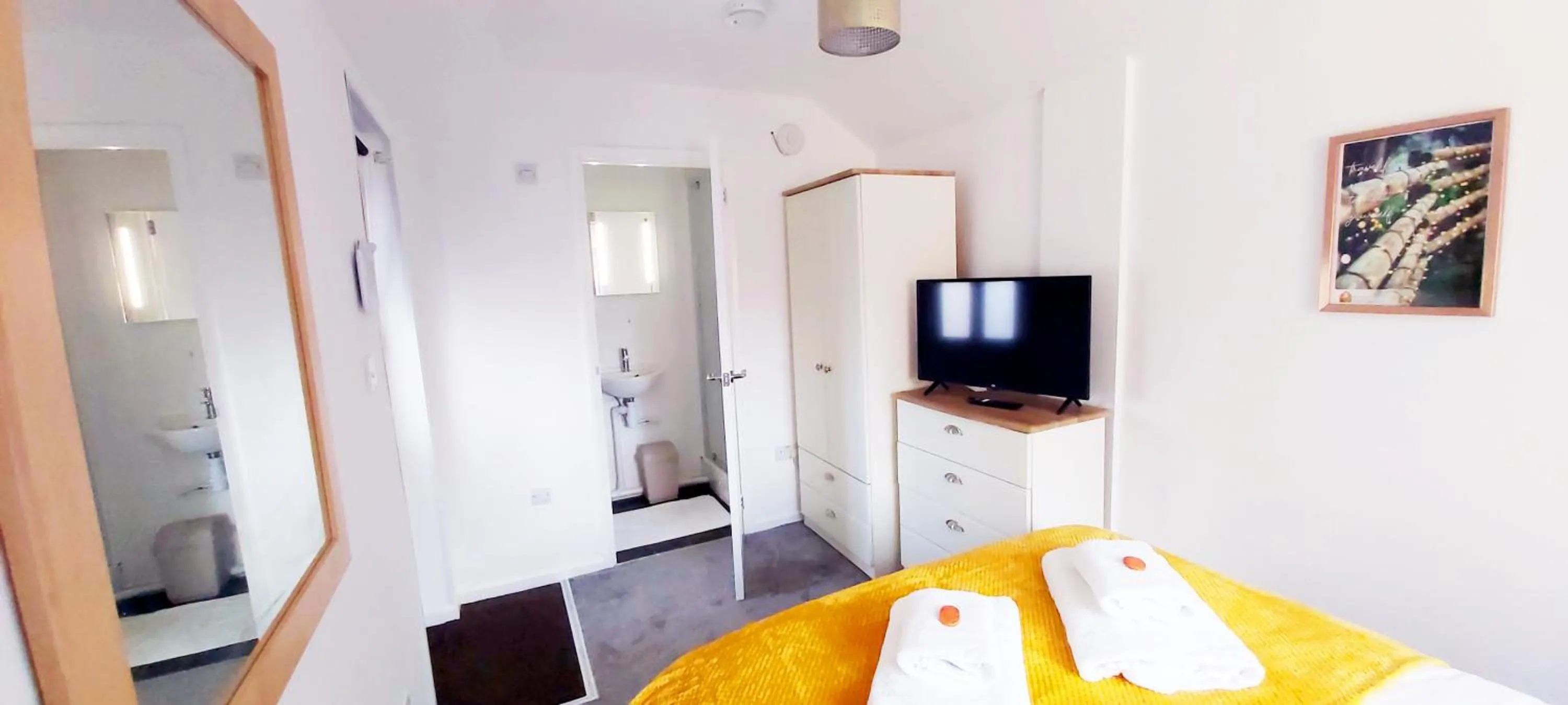 TV and multimedia, Bed in Modern, well located en-suite rooms with parking & all facilities