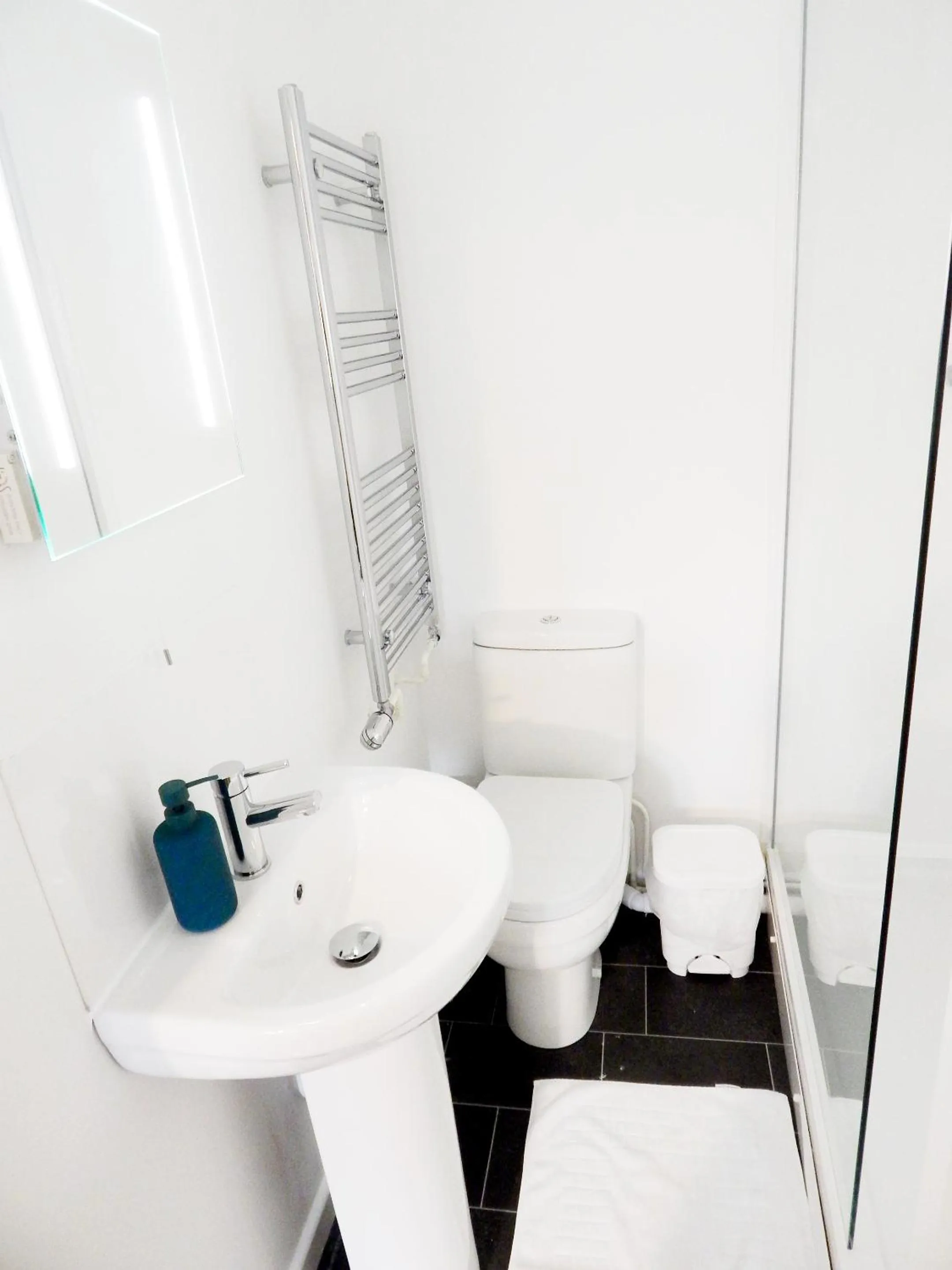 Toilet in Modern, well located en-suite rooms with parking & all facilities