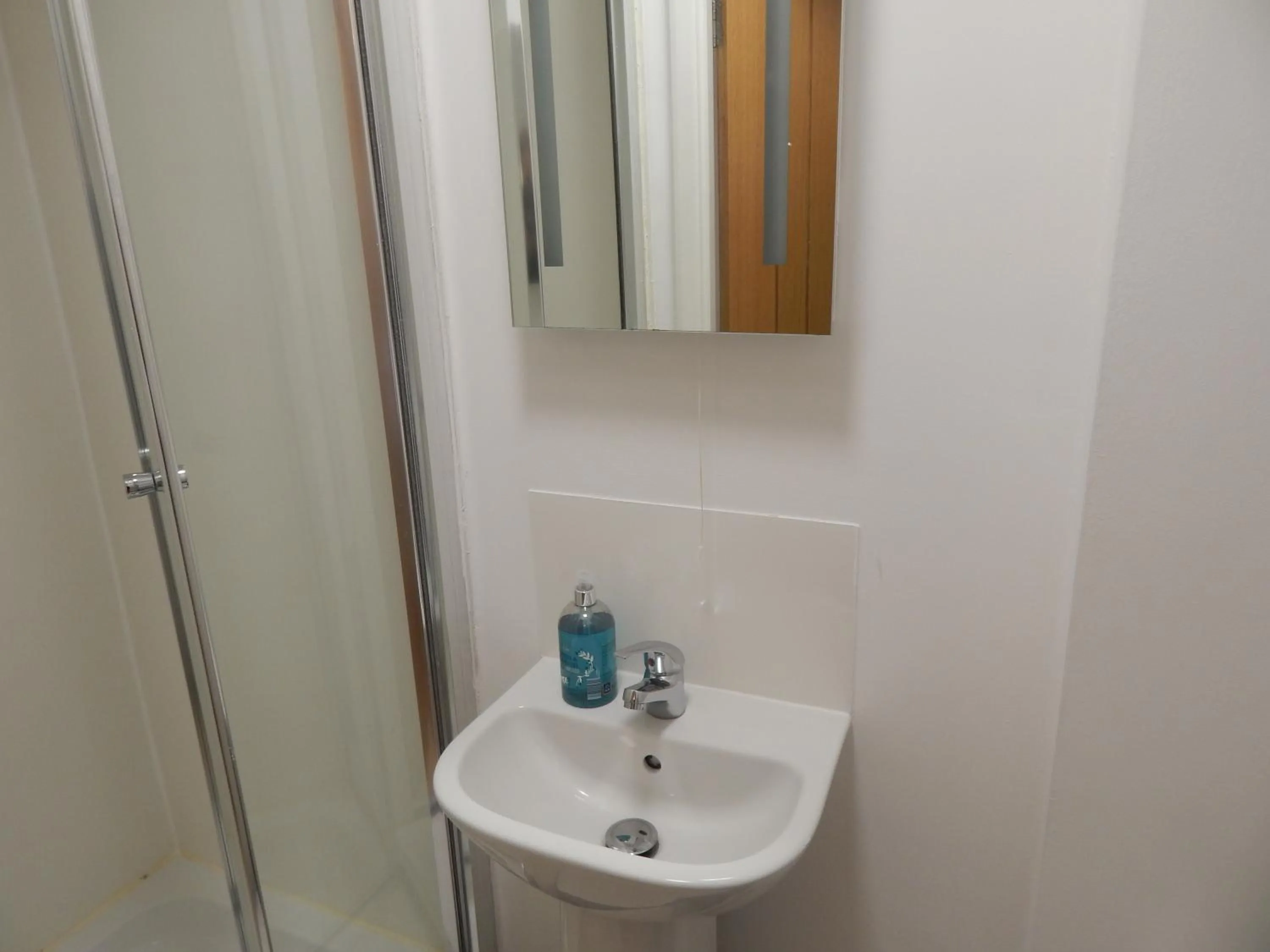 Bathroom in Modern, well located en-suite rooms with parking & all facilities