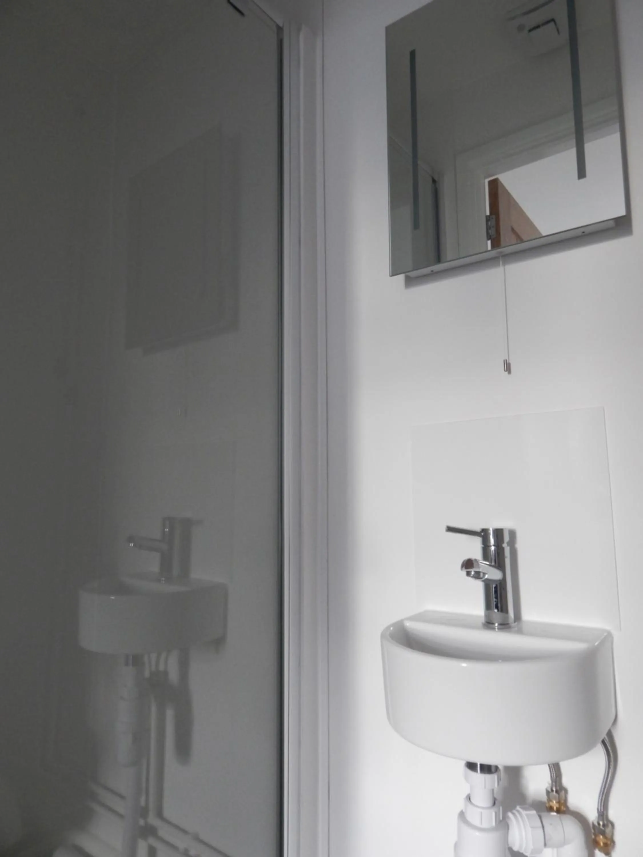 Bathroom in Modern, well located en-suite rooms with parking & all facilities