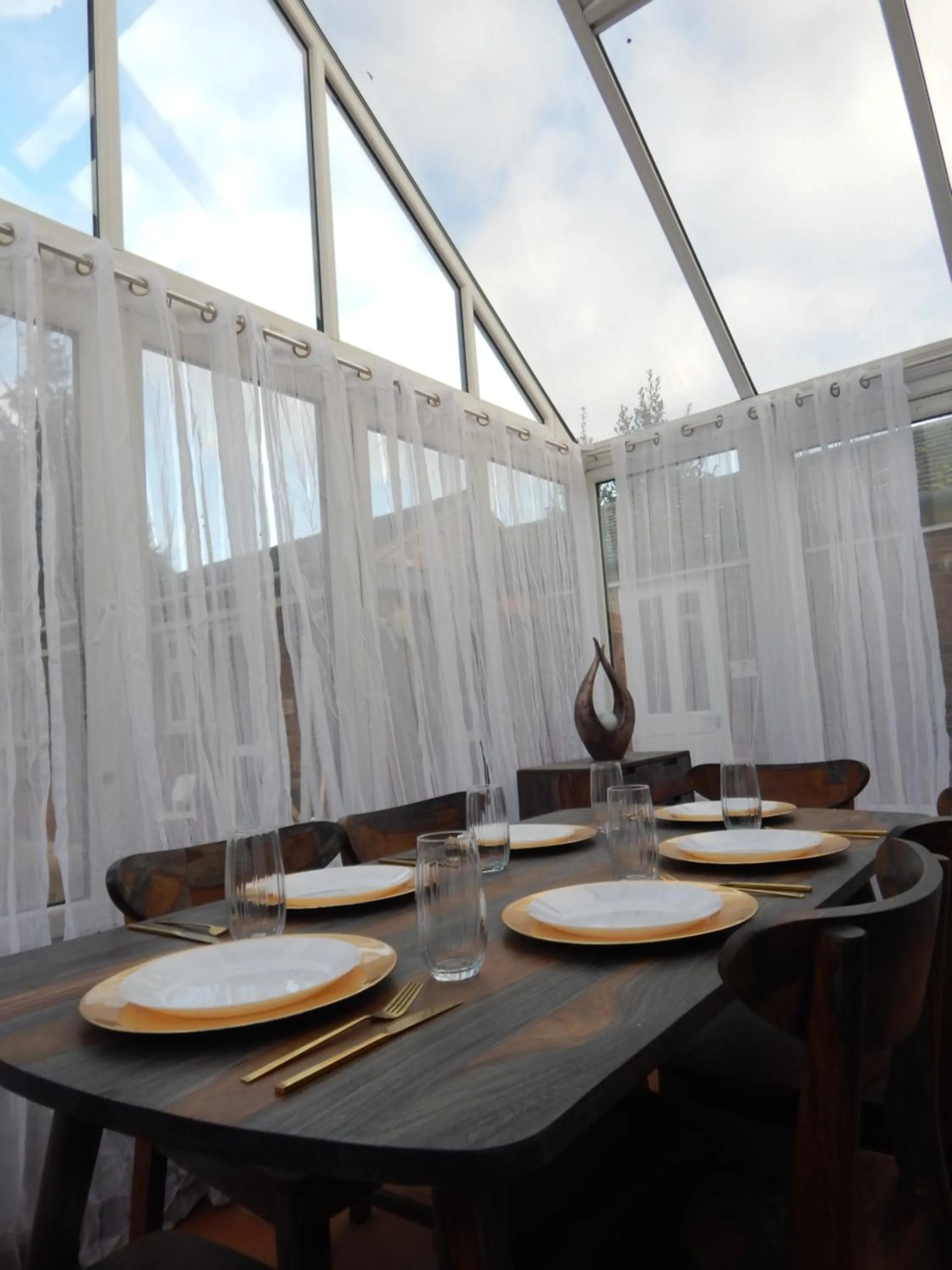 Dining area in Modern, well located en-suite rooms with parking & all facilities