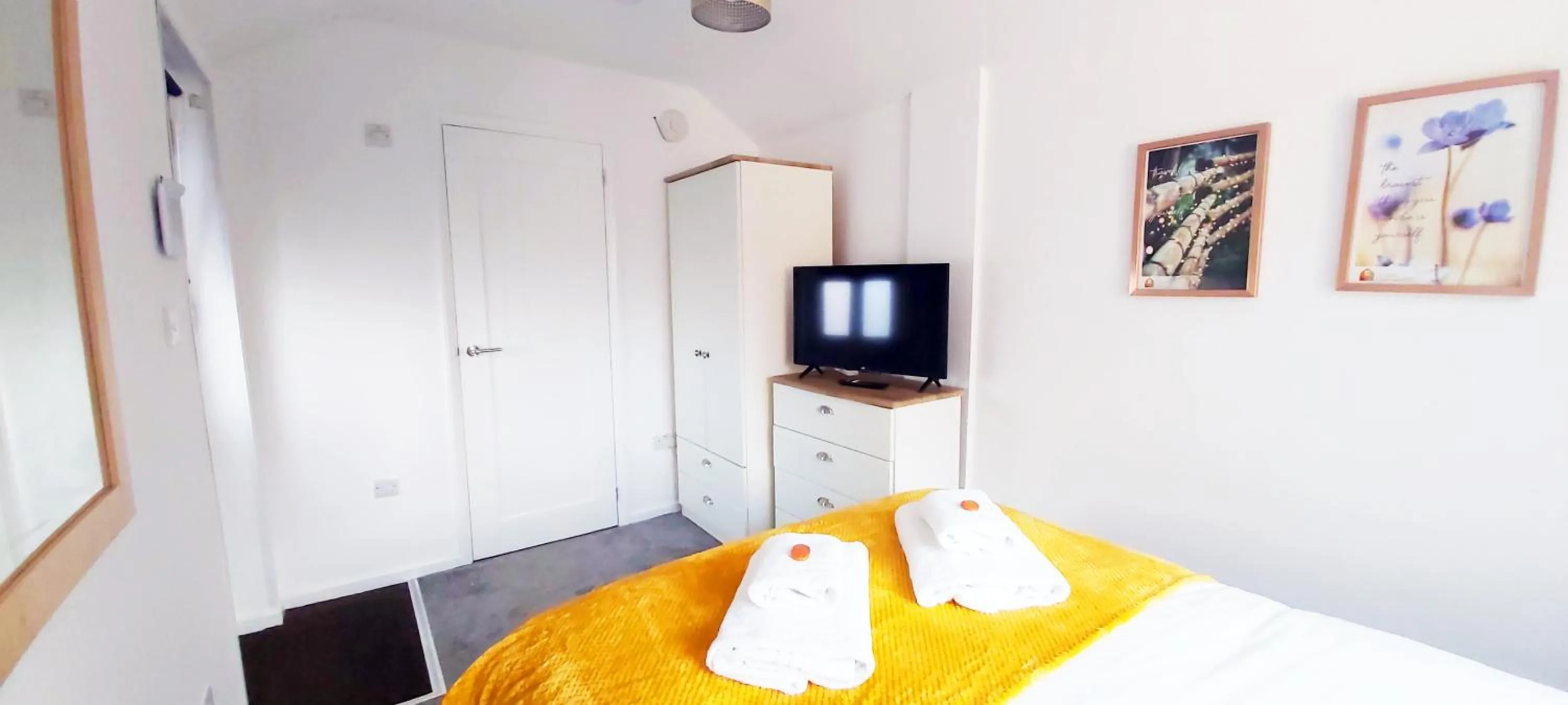 Bed in Modern, well located en-suite rooms with parking & all facilities