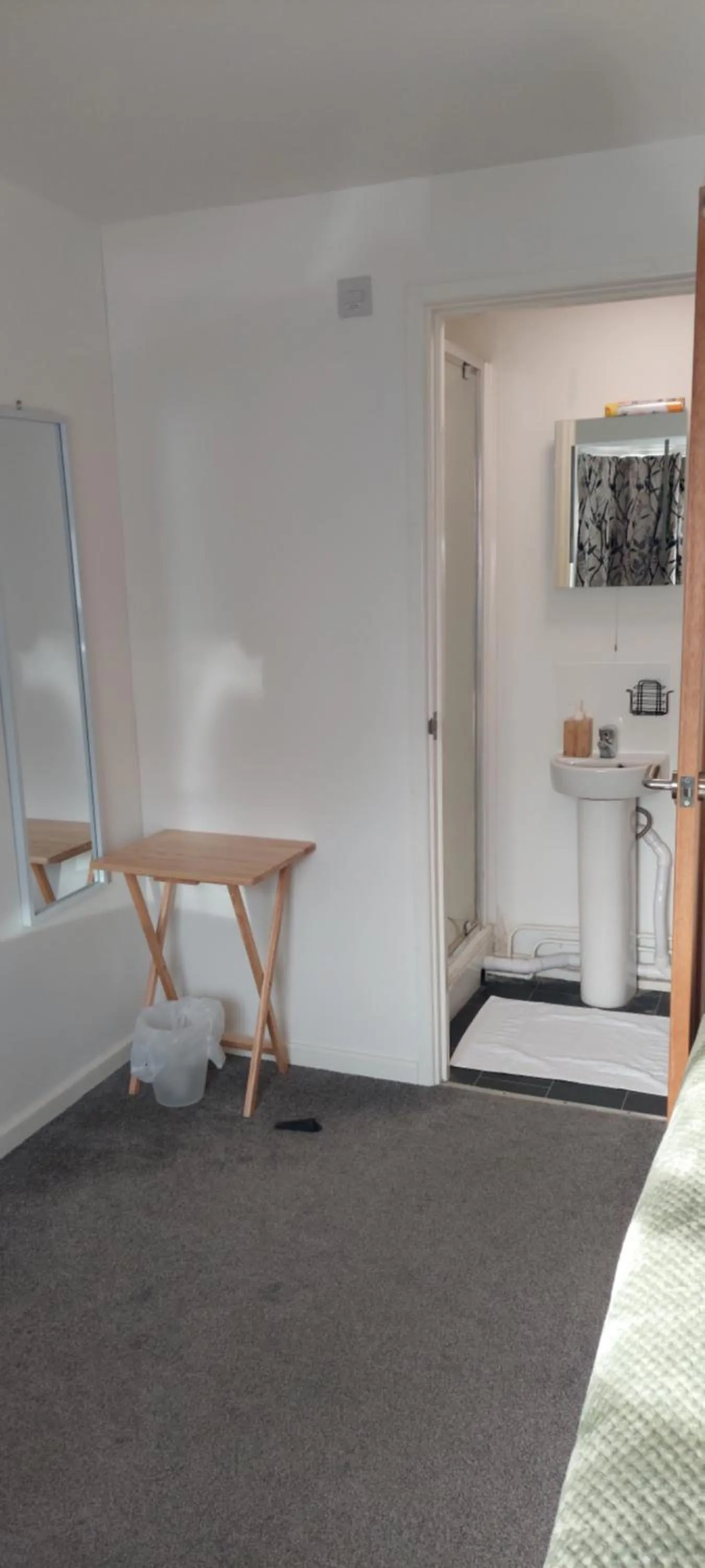 Shower in Modern, well located en-suite rooms with parking & all facilities