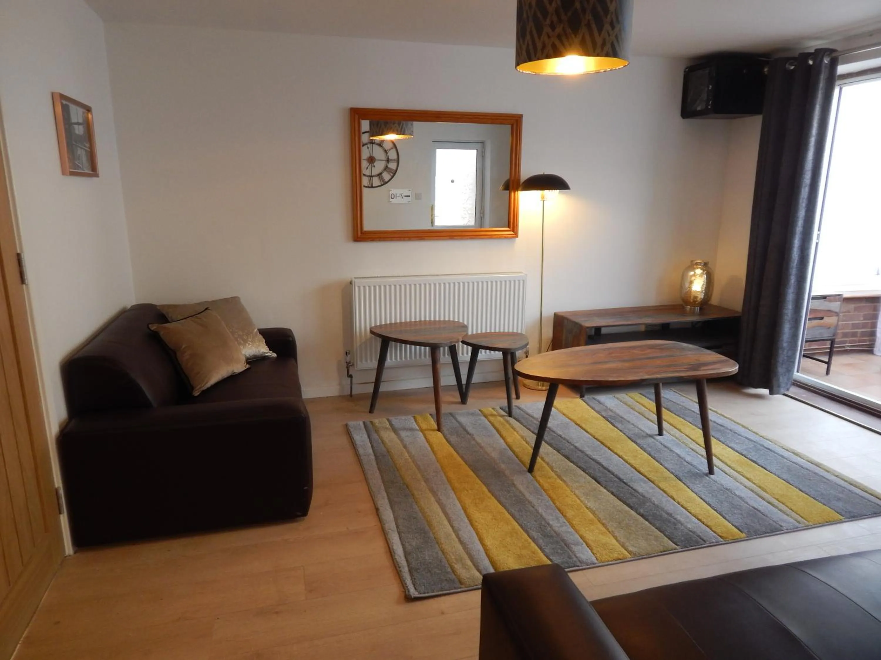Communal lounge/ TV room in Modern, well located en-suite rooms with parking & all facilities