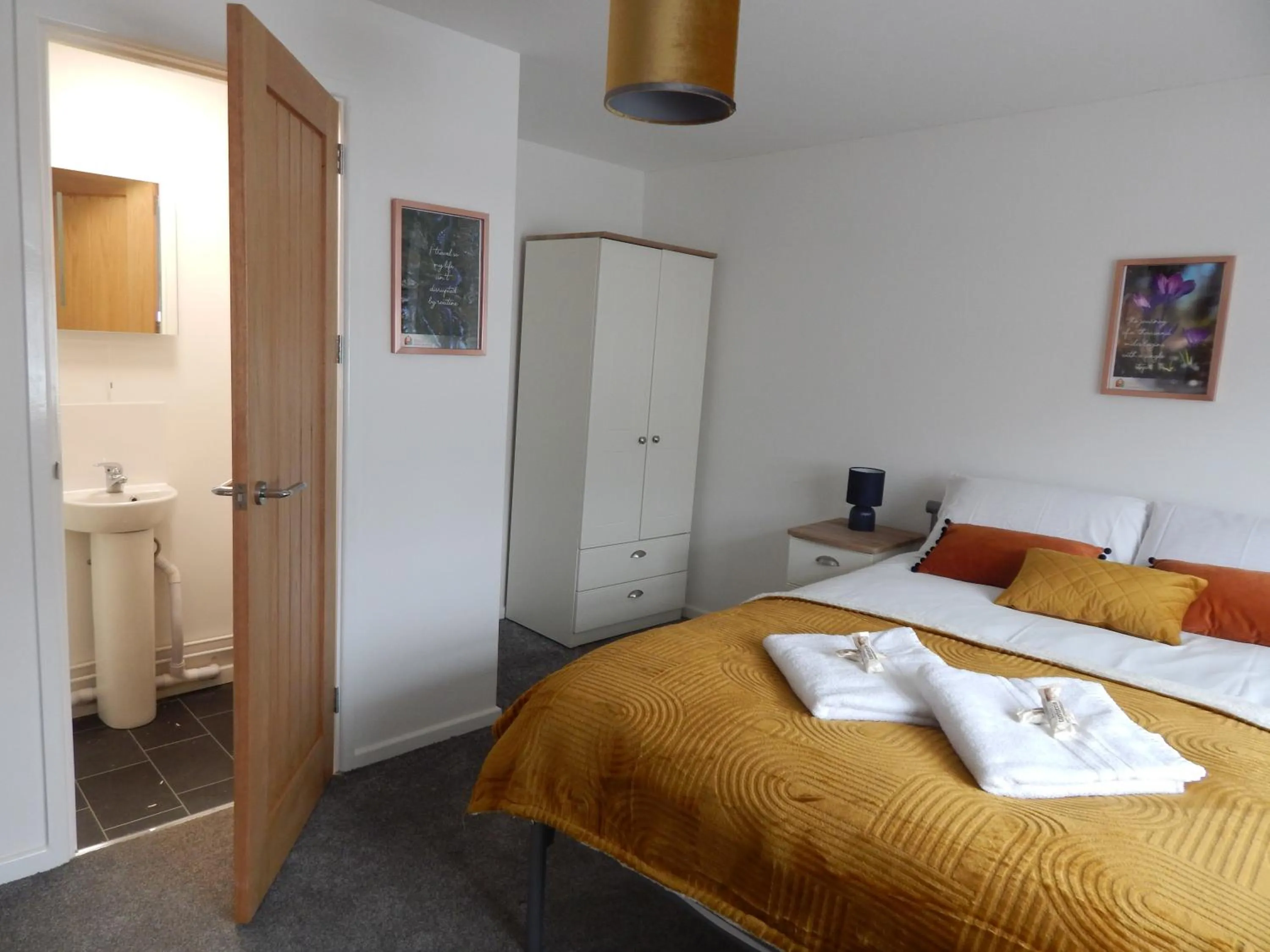 Bed in Modern, well located en-suite rooms with parking & all facilities