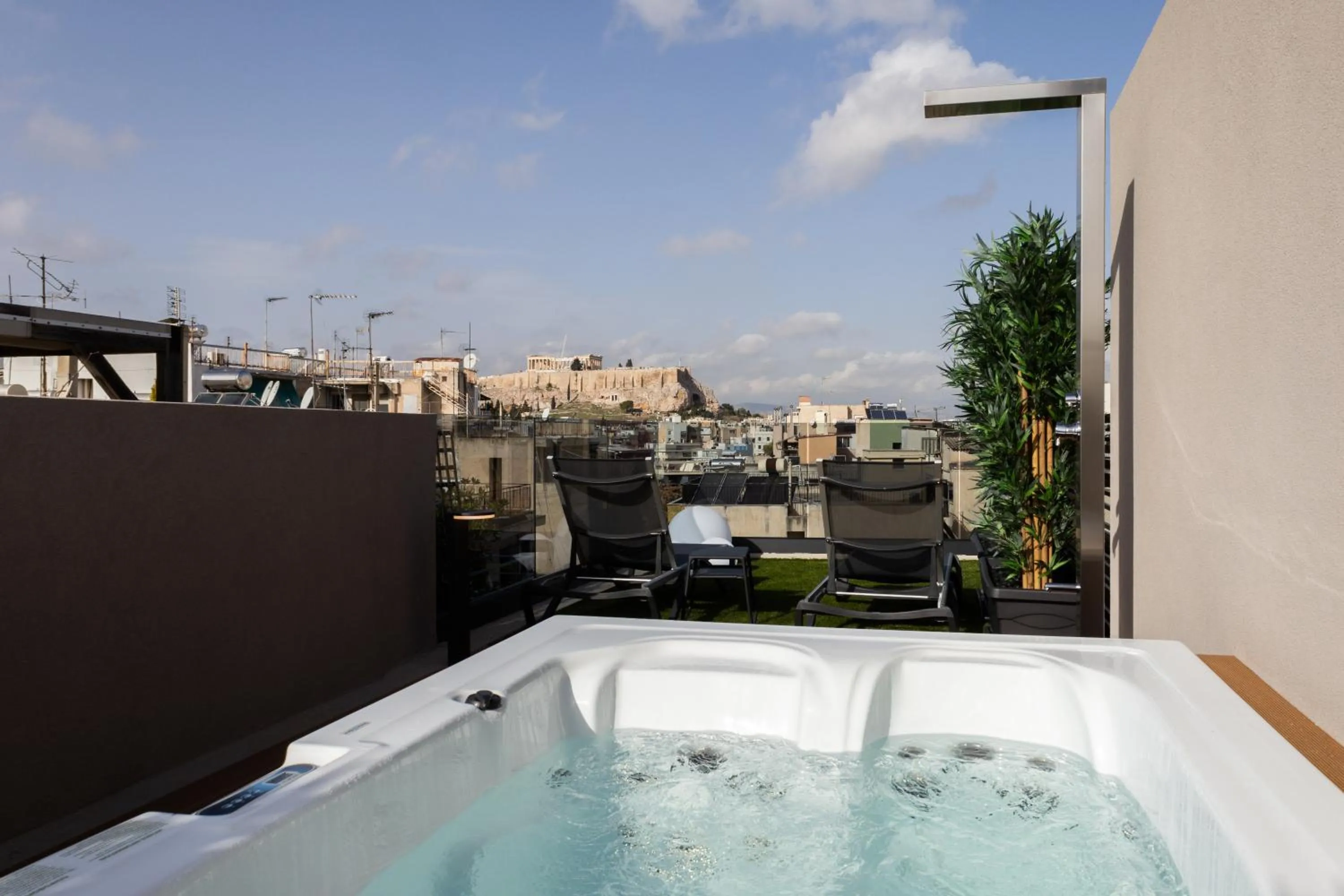 Hot Tub in Incanto Boutique Suites - Mets