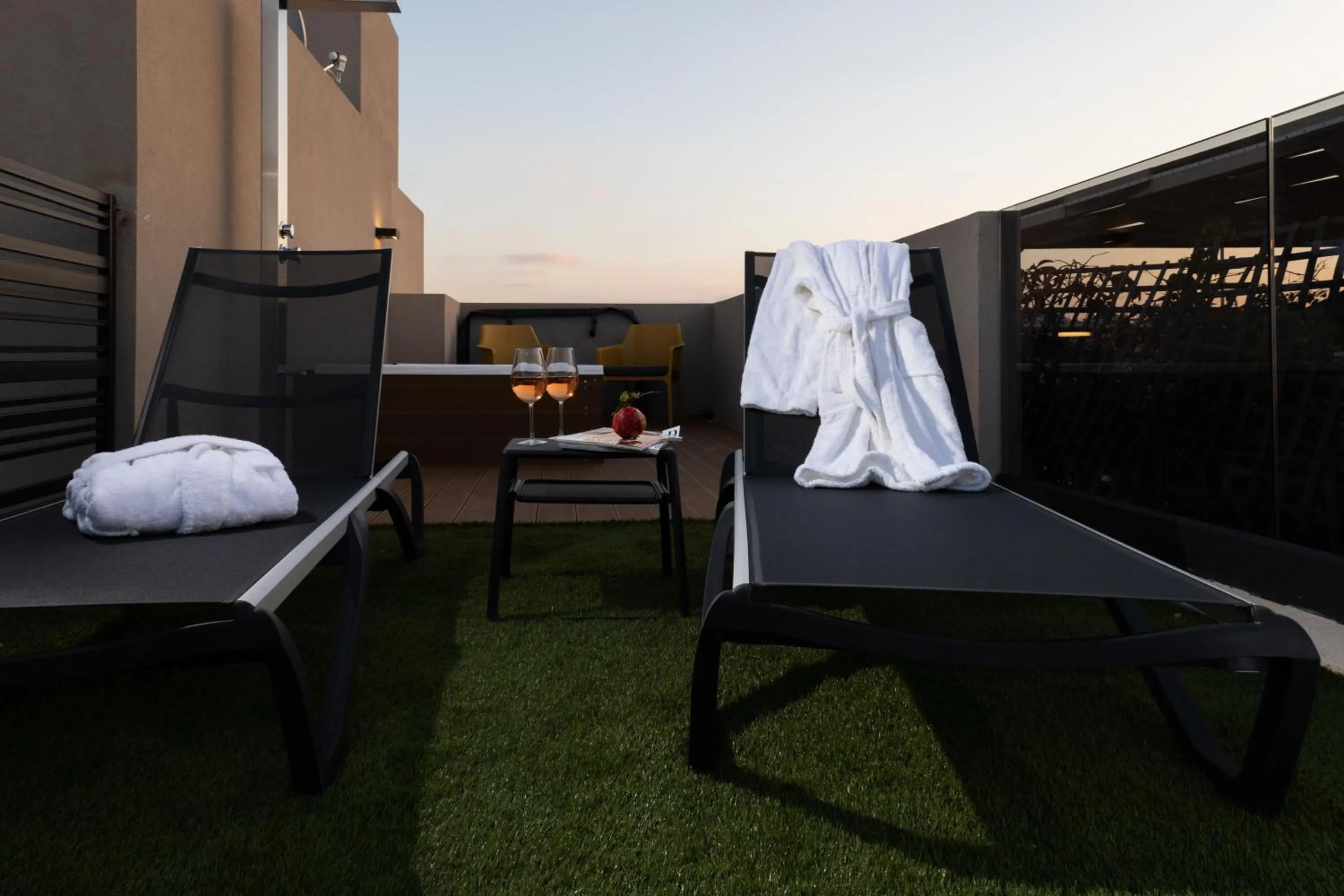 Hot Tub in Incanto Boutique Suites - Mets