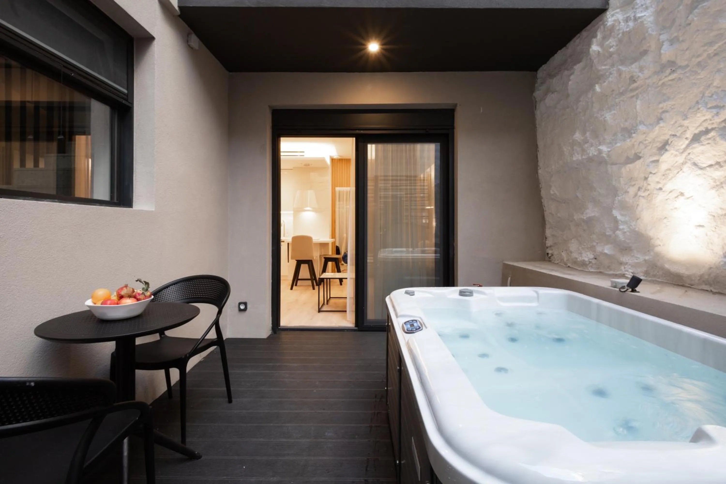 Hot Tub in Incanto Boutique Suites - Mets