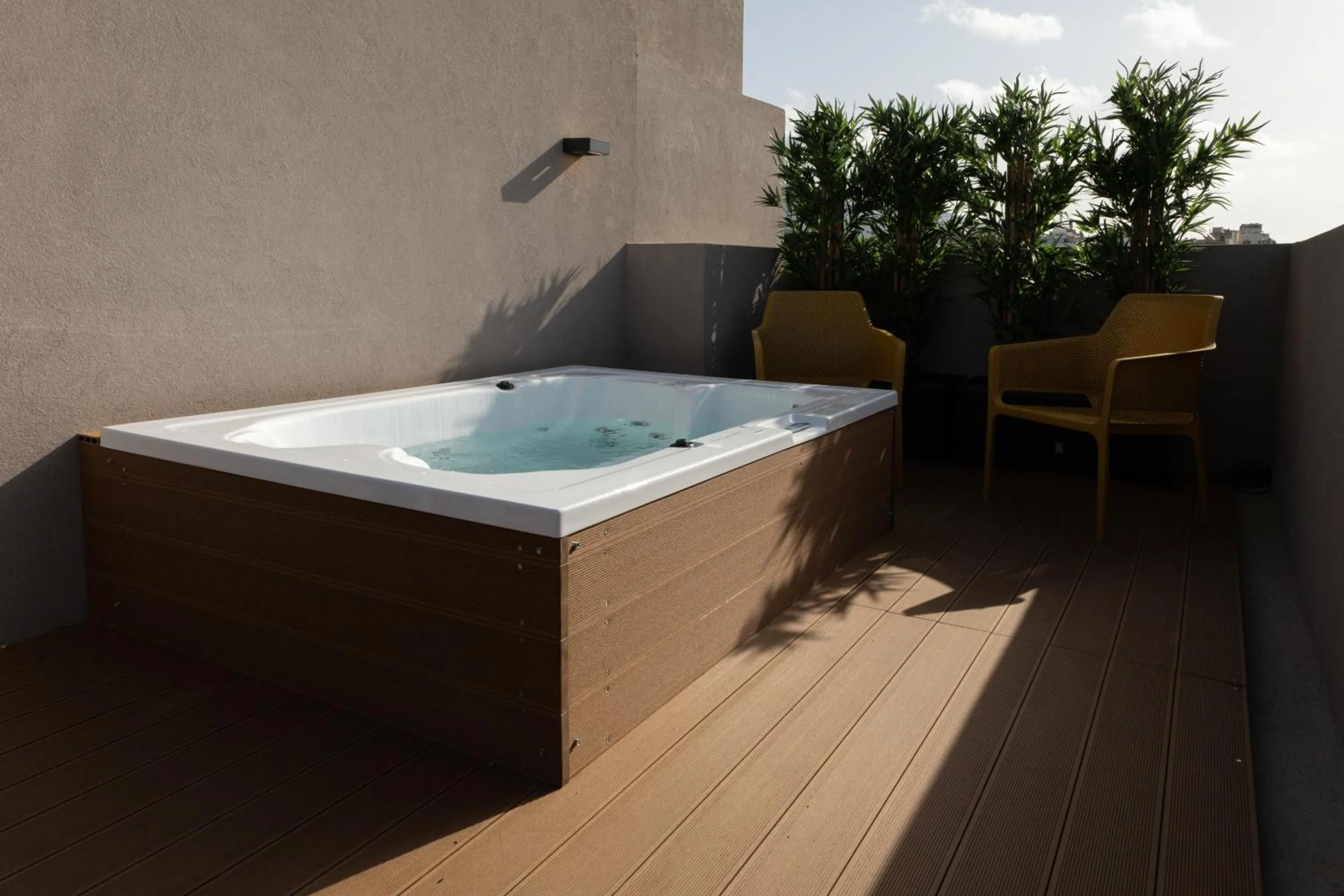 Hot Tub in Incanto Boutique Suites - Mets