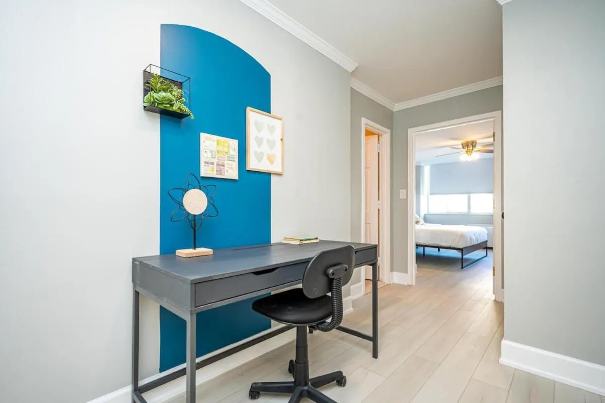 Bed in Downtown Atl Condo Onsite Parking King bed & bonus room LM1901