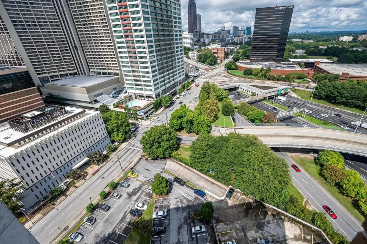 Downtown Atl Condo Onsite Parking King bed & bonus room LM1901