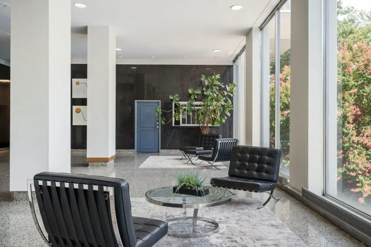 Downtown Atl Condo Onsite Parking King bed & bonus room LM1901