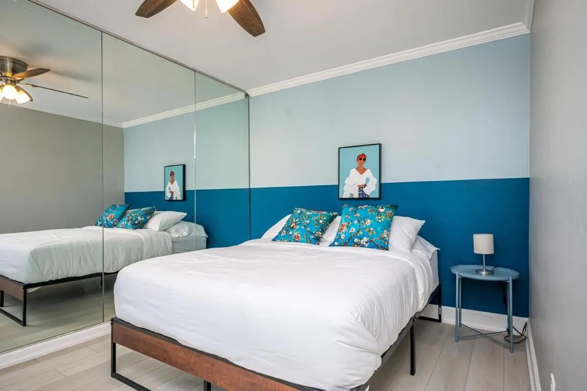 Bed in Downtown Atl Condo Onsite Parking King bed & bonus room LM1901