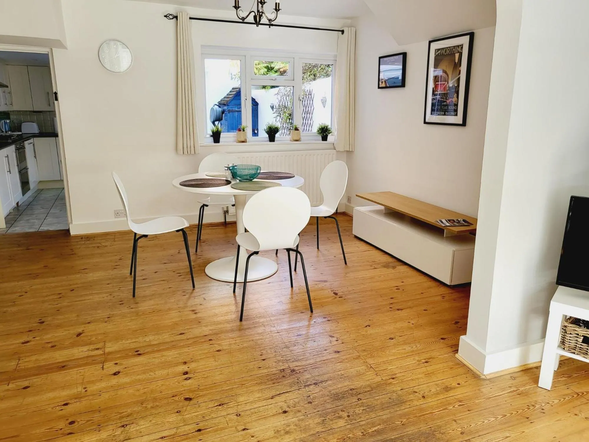 Dining area in Pebble Cottage