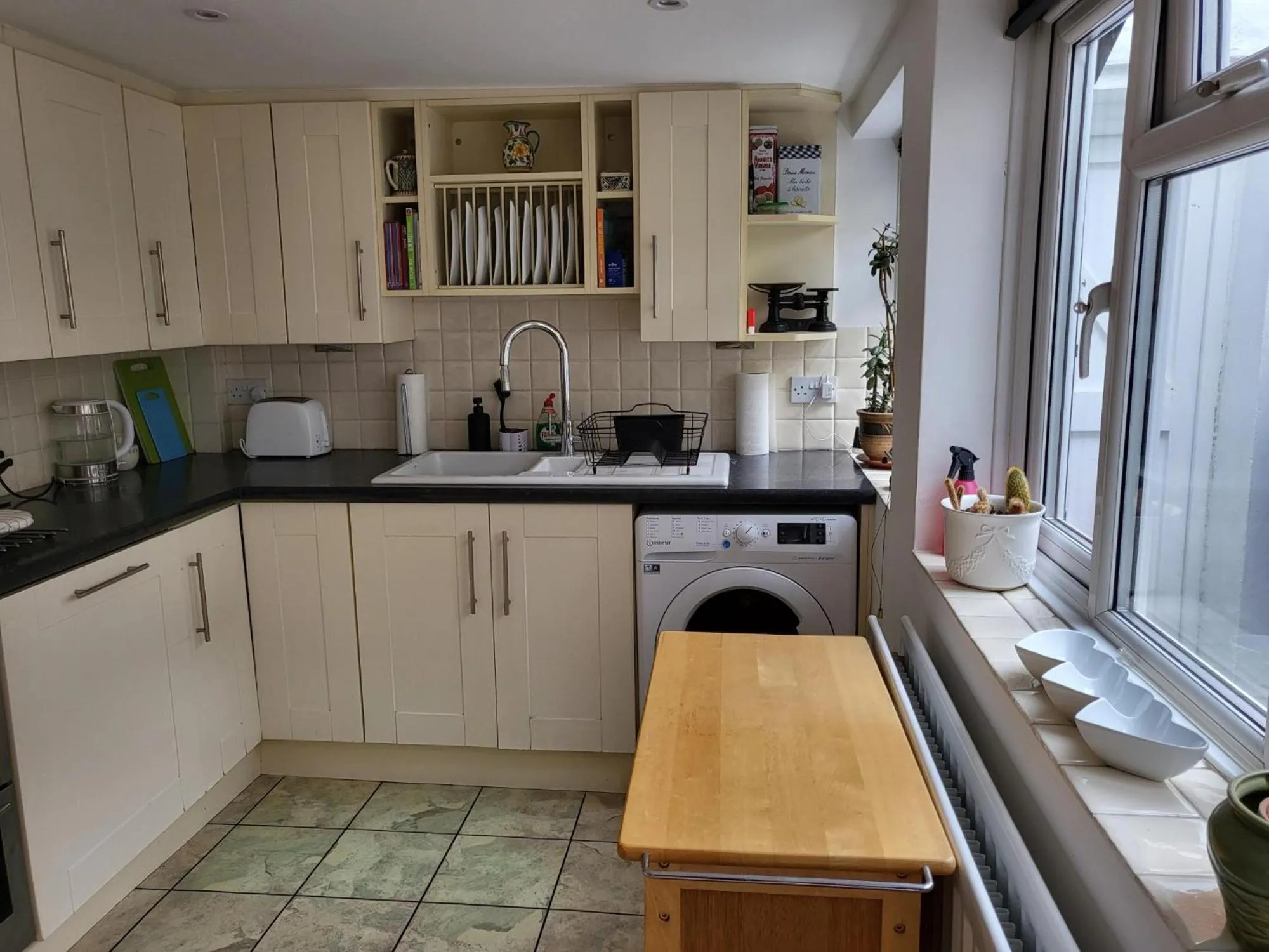 Kitchen or kitchenette in Pebble Cottage